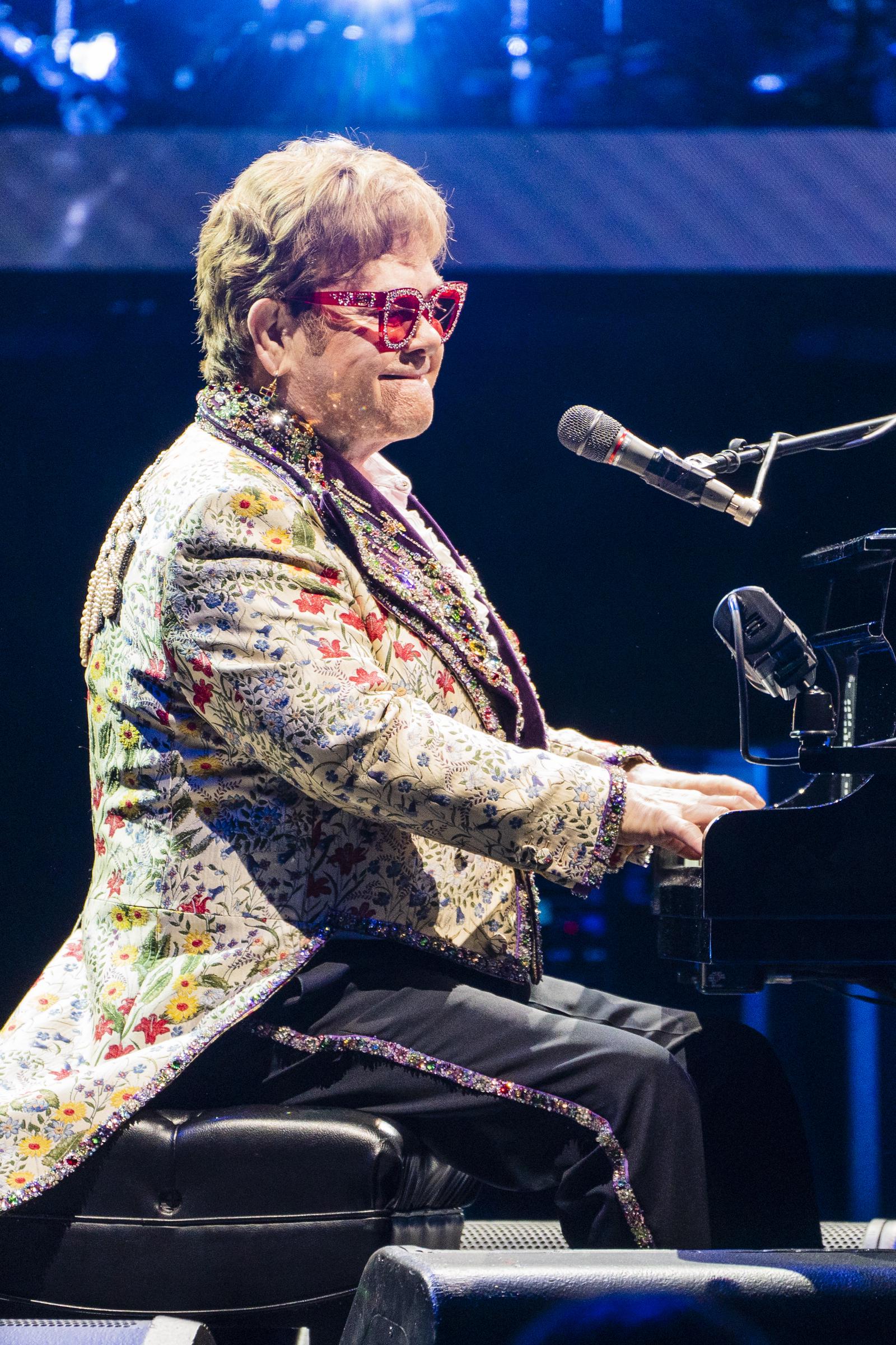 Elton John se produit lors de la tournée Farewell Yellow Brick Road au Smoothie King Center de la Nouvelle-Orléans, en Louisiane, le 19 janvier 2022 | Source : Getty Images