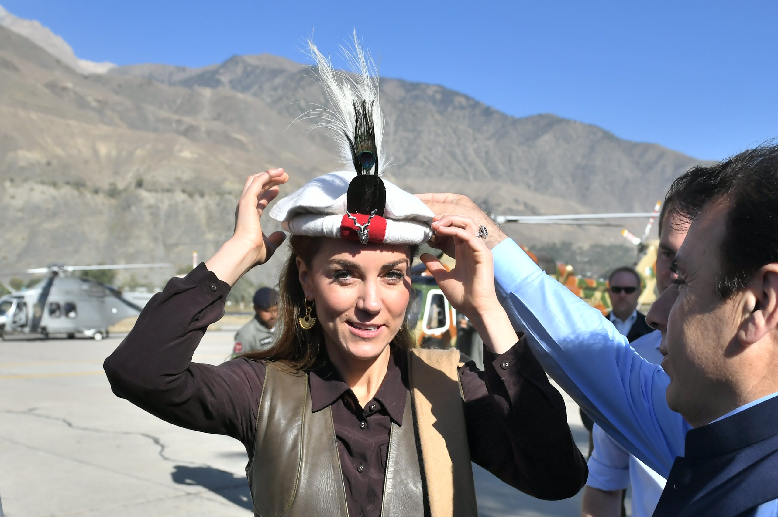 Le prince William et Kate Middleton sont accueillis à leur arrivée en hélicoptère le 16 octobre 2019 à Chitral, au Pakistan. | Source : Getty Images.