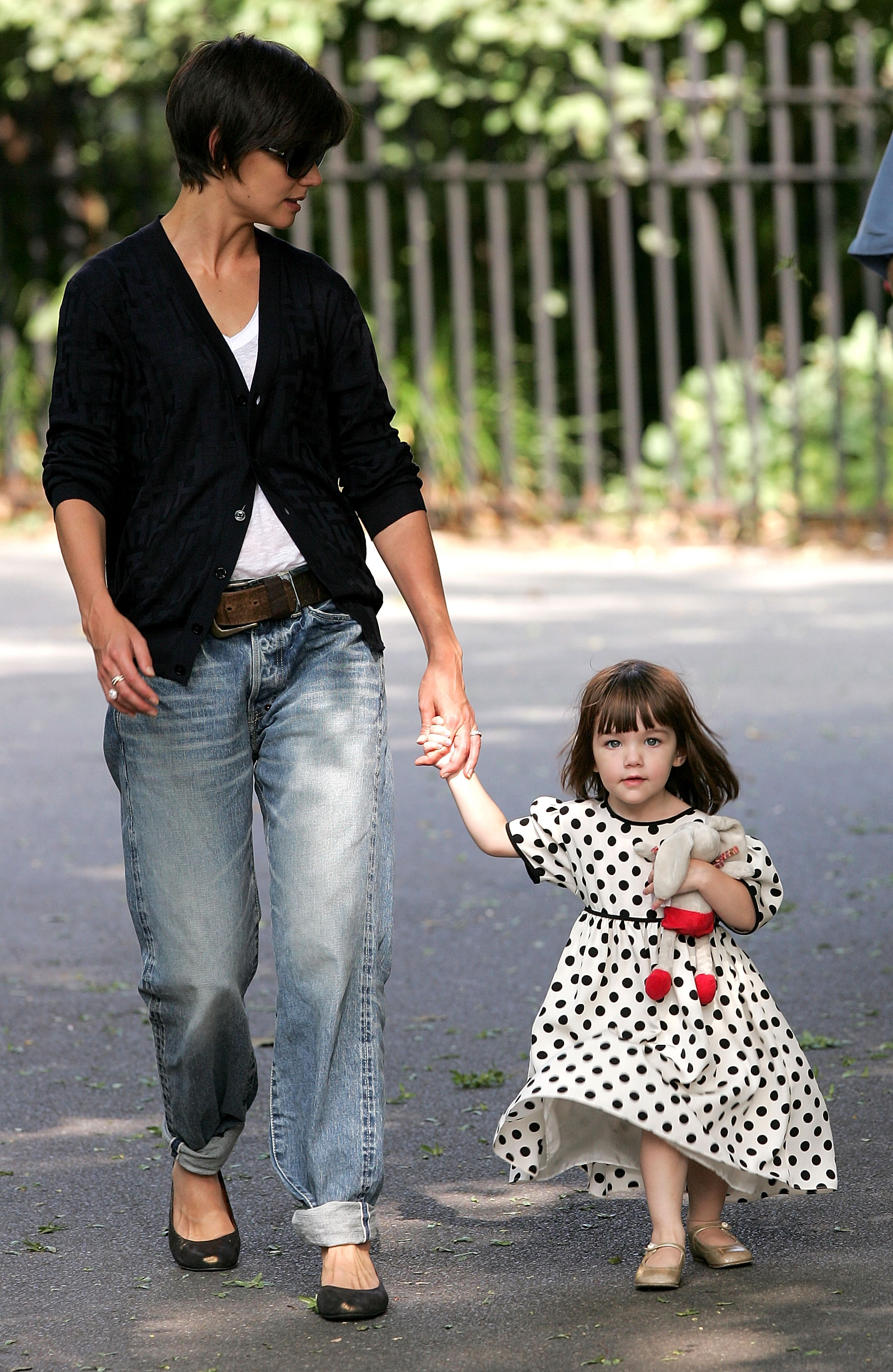 Katie Holmes et Suri Cruise vues dans les rues de Manhattan le 7 août 2008 à New York. | Source : Getty Images