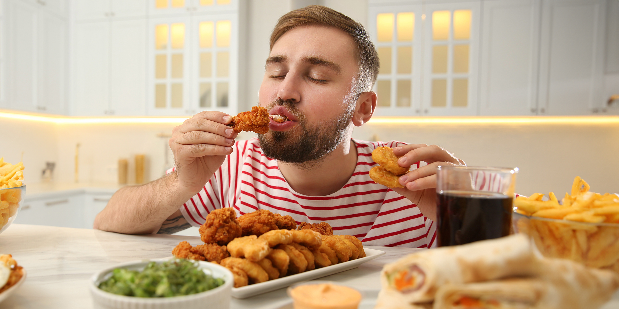Homme en train de manger | Source : Shutterstock