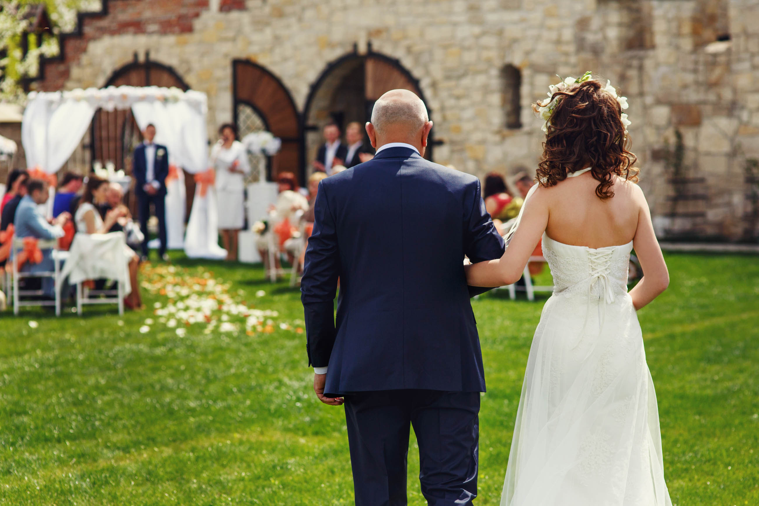 Une mariée descend l'allée avec son père | Source : Shutterstock