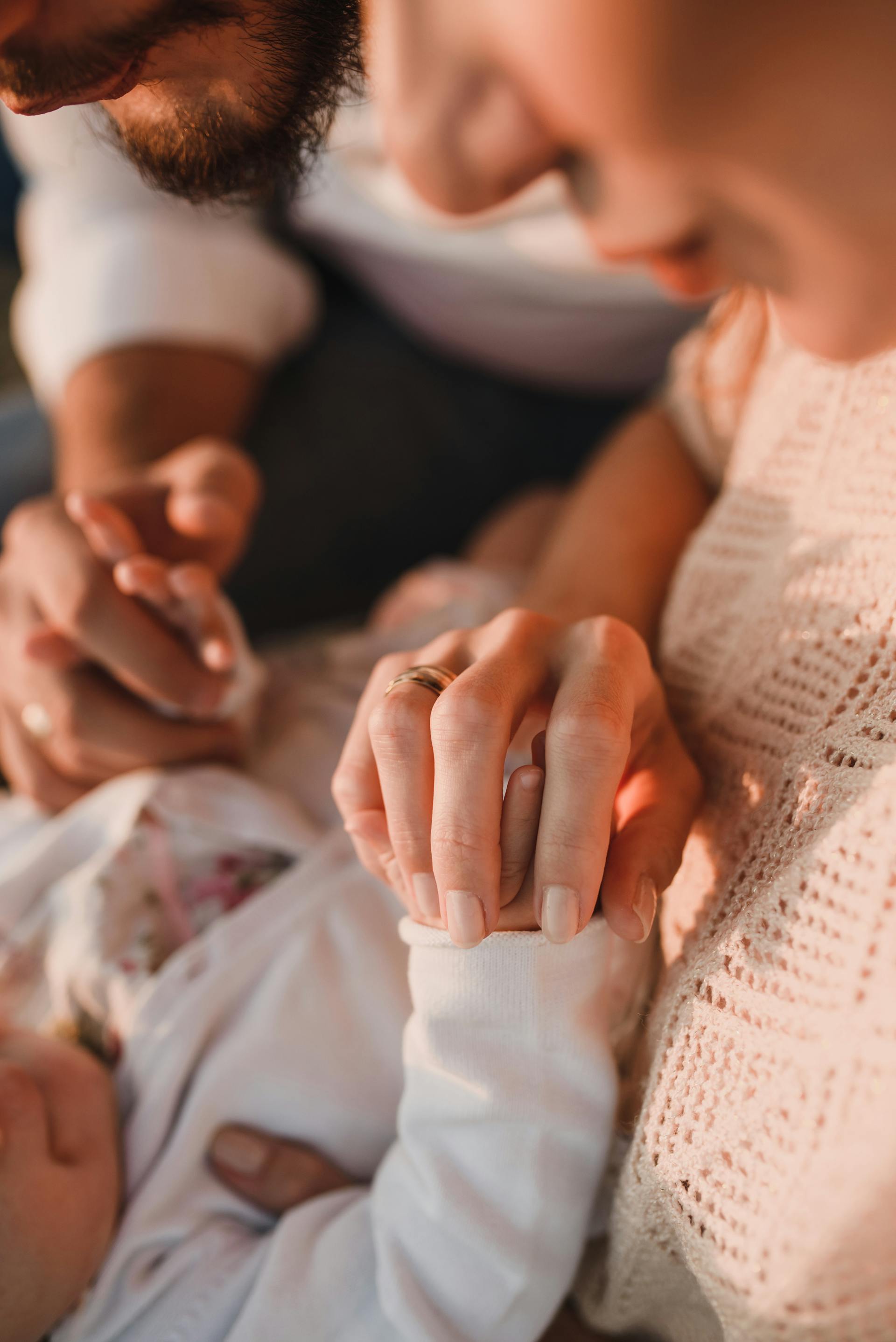 Gros plan d'un homme et d'une femme avec un bébé | Source : Pexels
