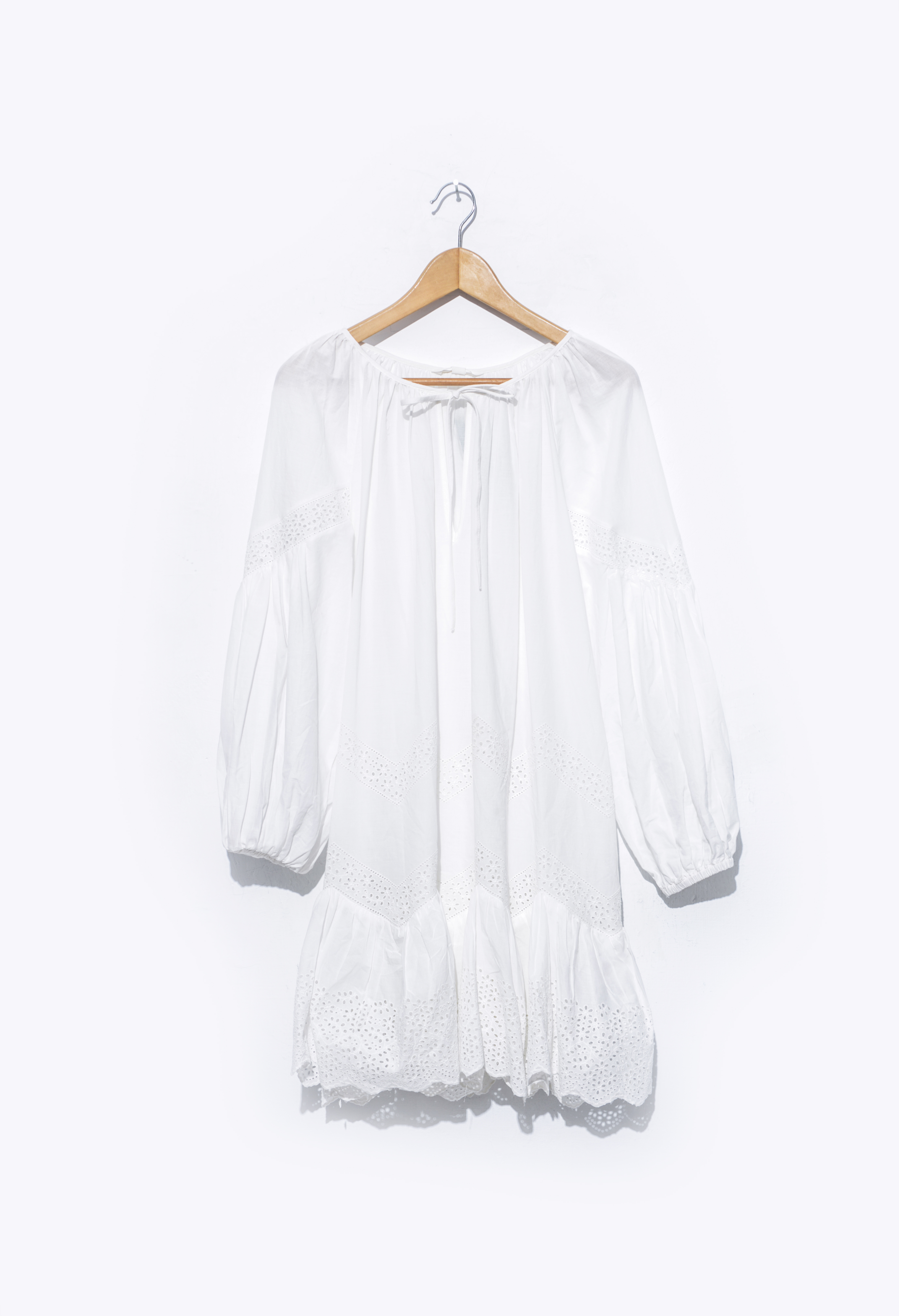 Une robe blanche sur un cintre | Source : Shutterstock