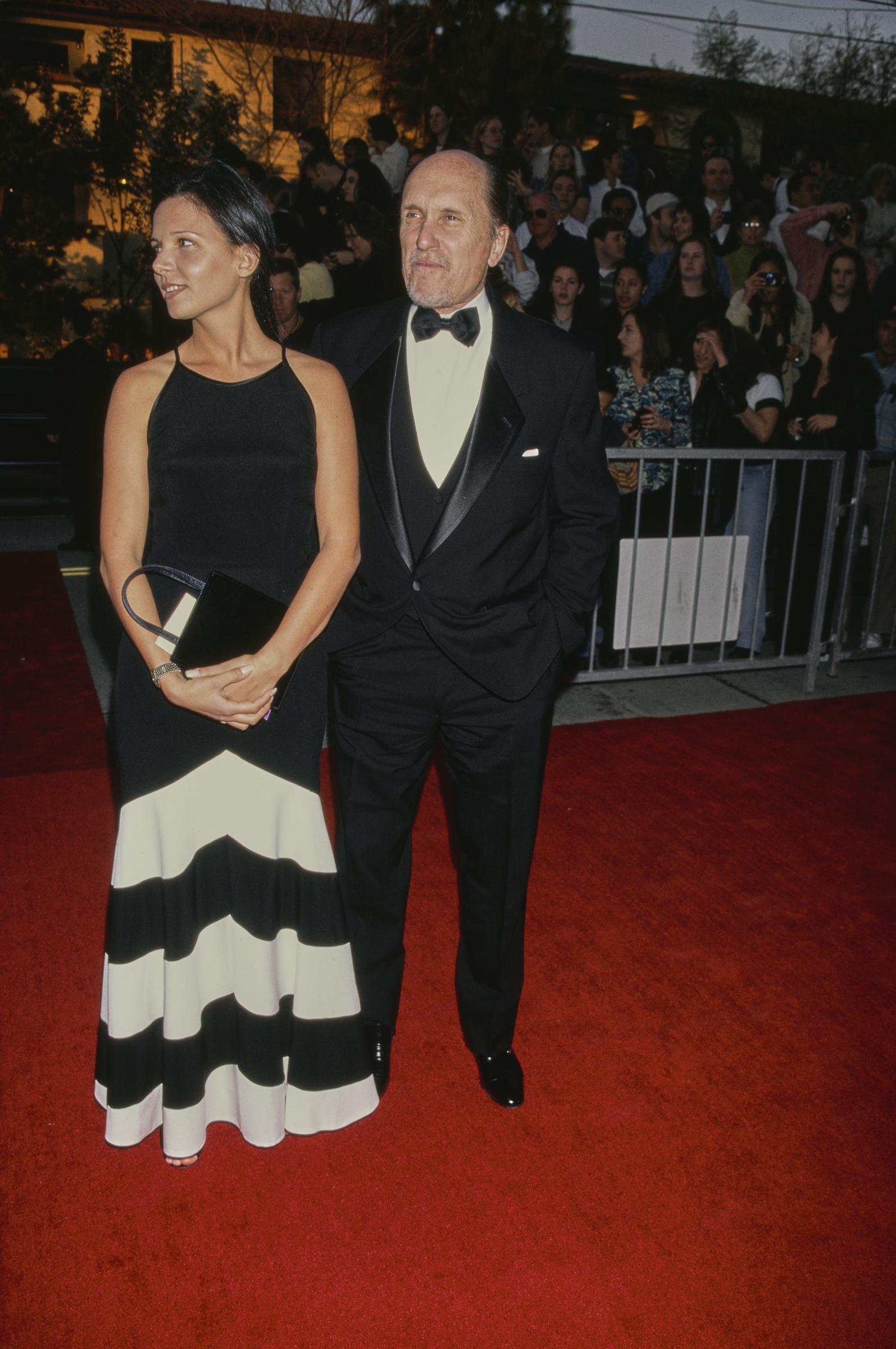 Luciana Pedraza Duvall et Robert Duvall lors de la 3e cérémonie des Screen Actors Guild Awards à Los Angeles, Californie, le 22 février 1997. | Source : Getty Images