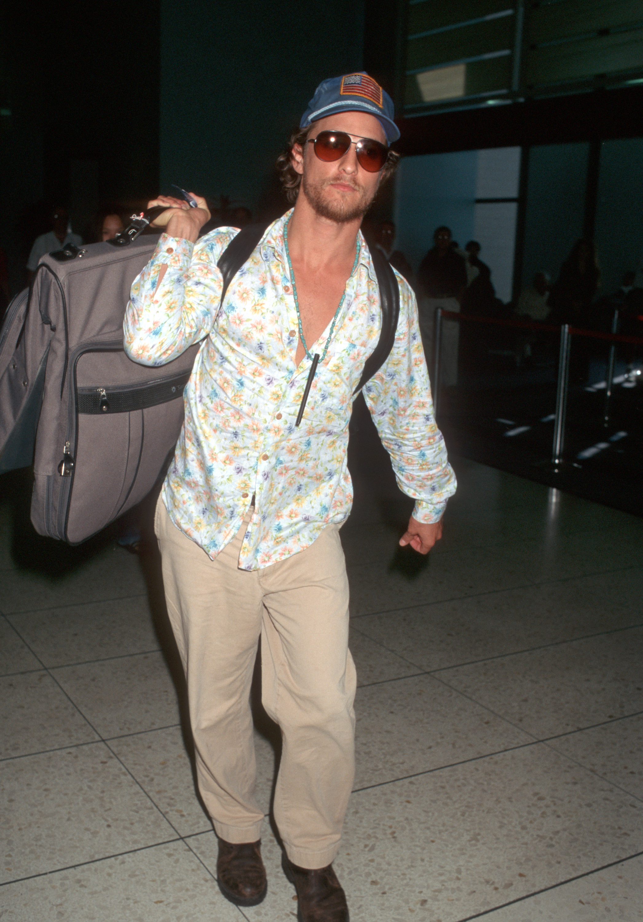 Un célèbre acteur est arrivé à Los Angeles en provenance de New York, le 22 septembre 1996, à l'aéroport international de Los Angeles, en Californie | Source : Getty Images