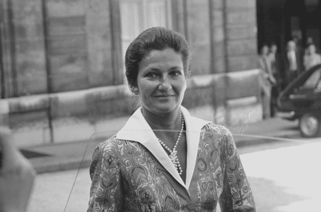 FRANCE - CIRCA 1974 : Simone Veil quittant le palais de l'Elysée. Paris, vers 1975.