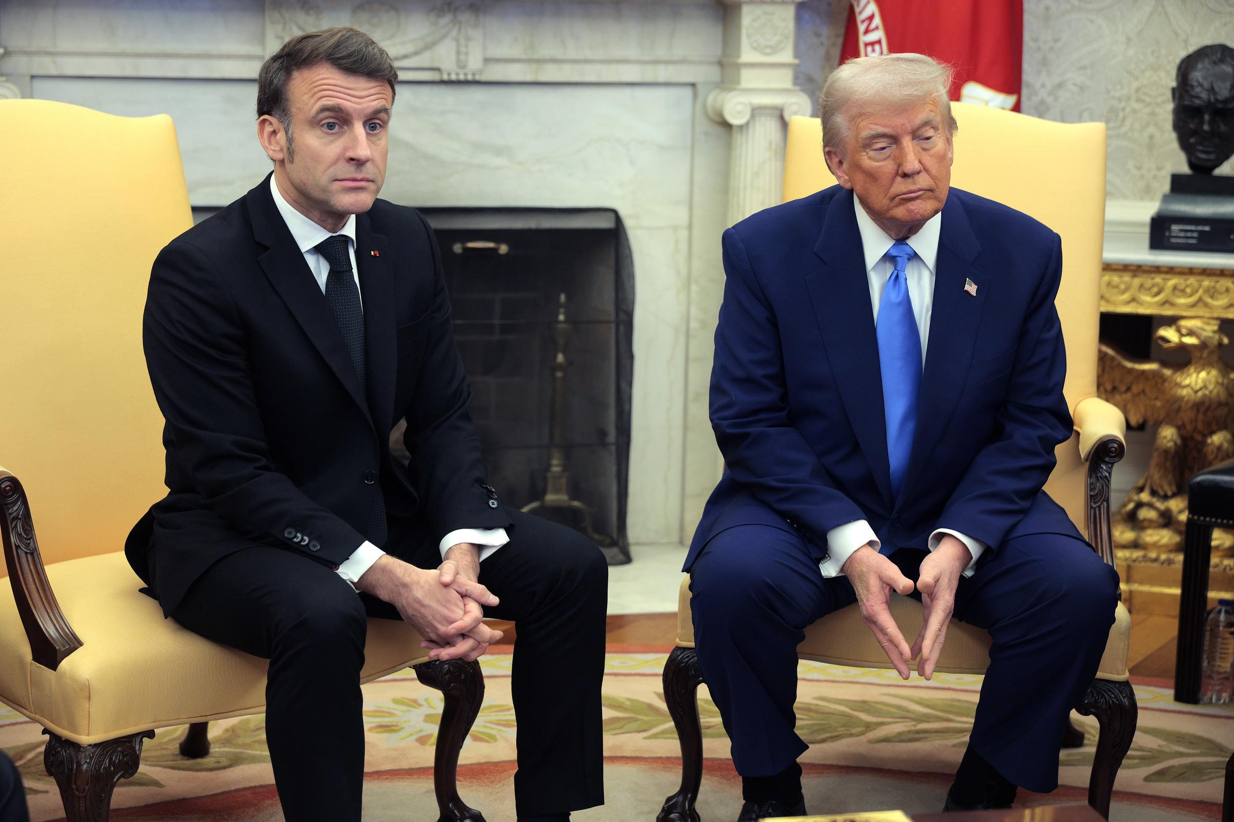 Le président français Emmanuel Macron et le président américain Donald Trump lors de leur rencontre dans le bureau ovale de la Maison Blanche à Washington, le 24 février 2025. | Source : Getty Images