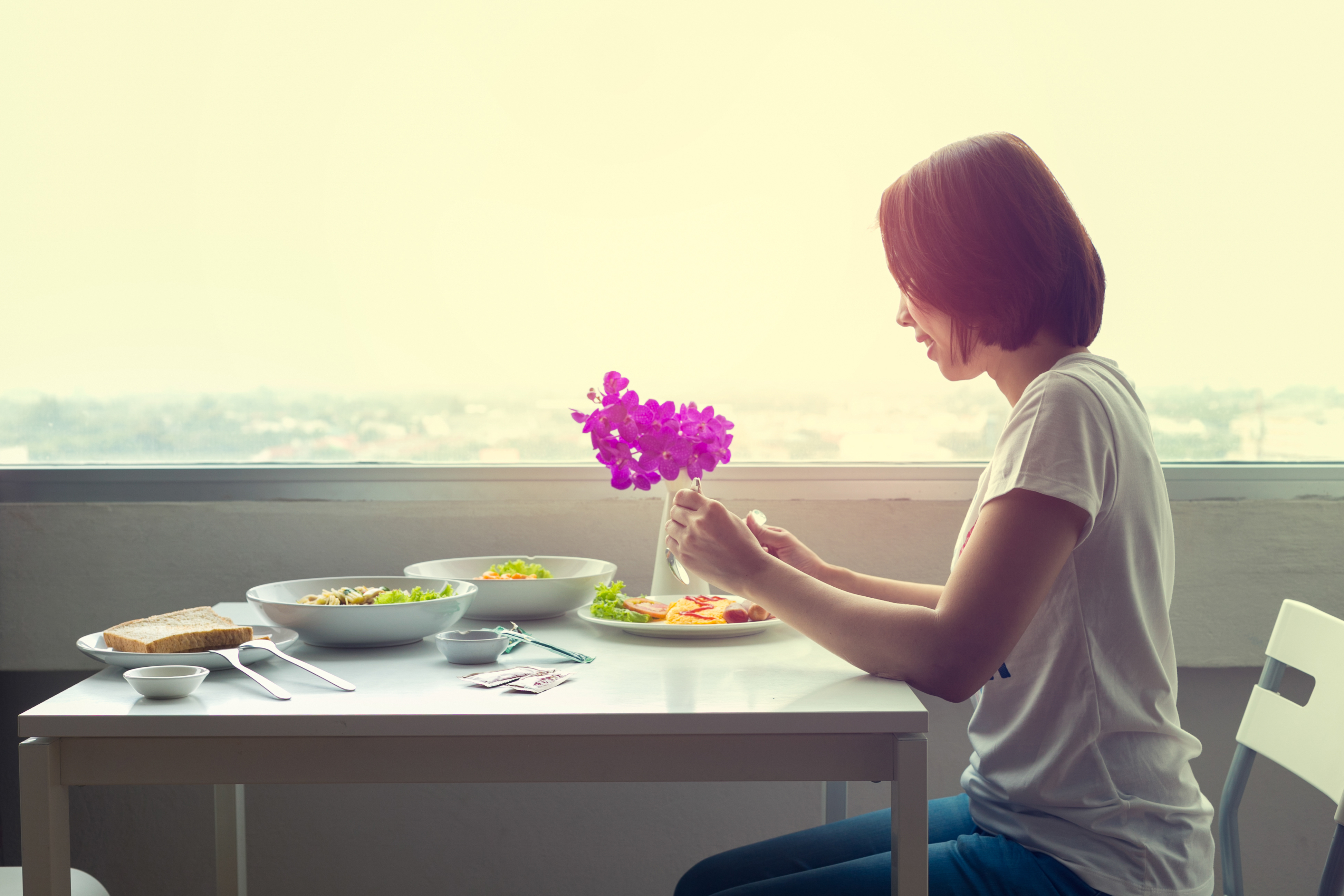 Une femme mangeant seule au restaurant | Source : Shutterstock