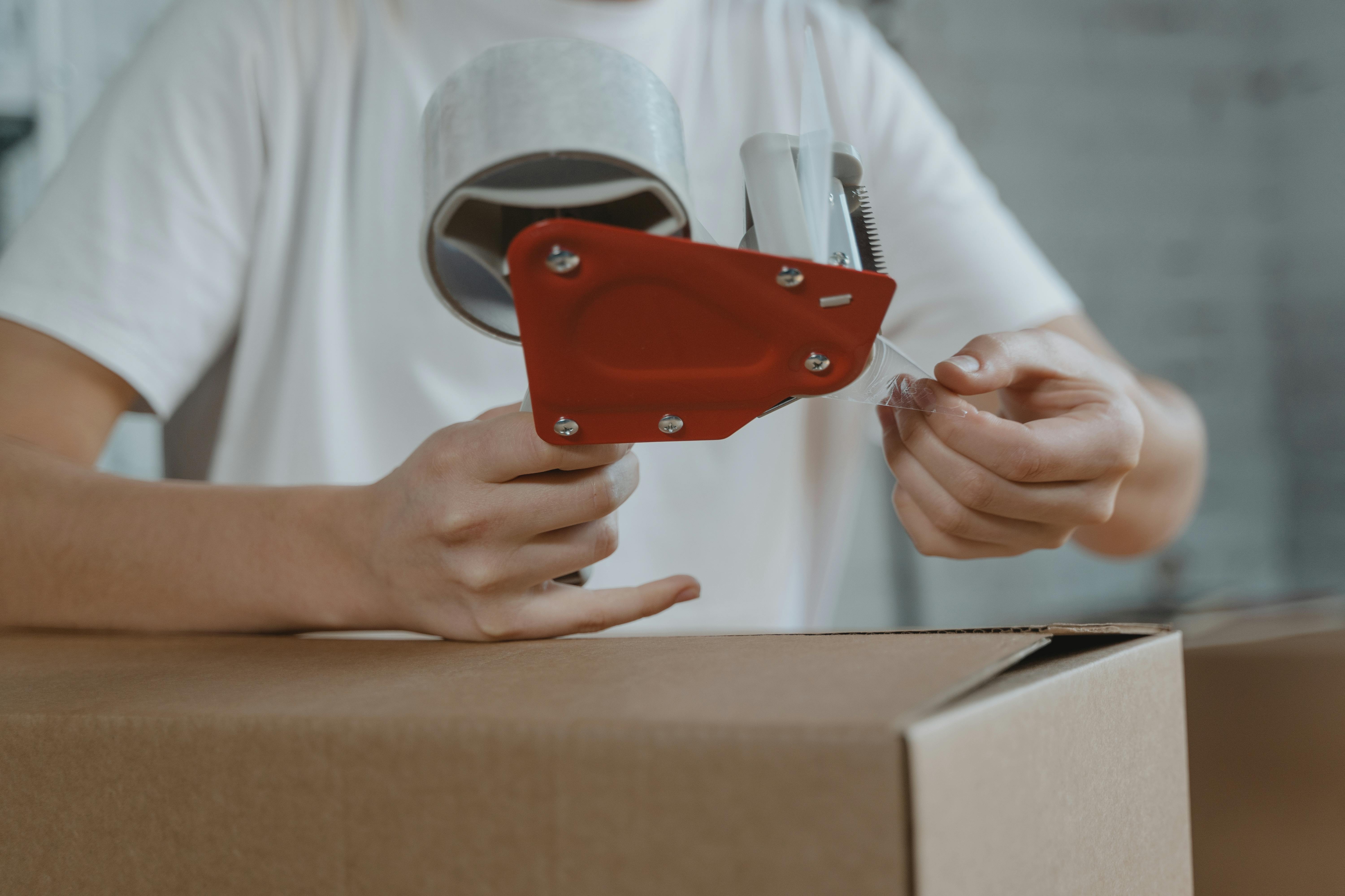 Un homme scelle une boîte | Source : Pexels