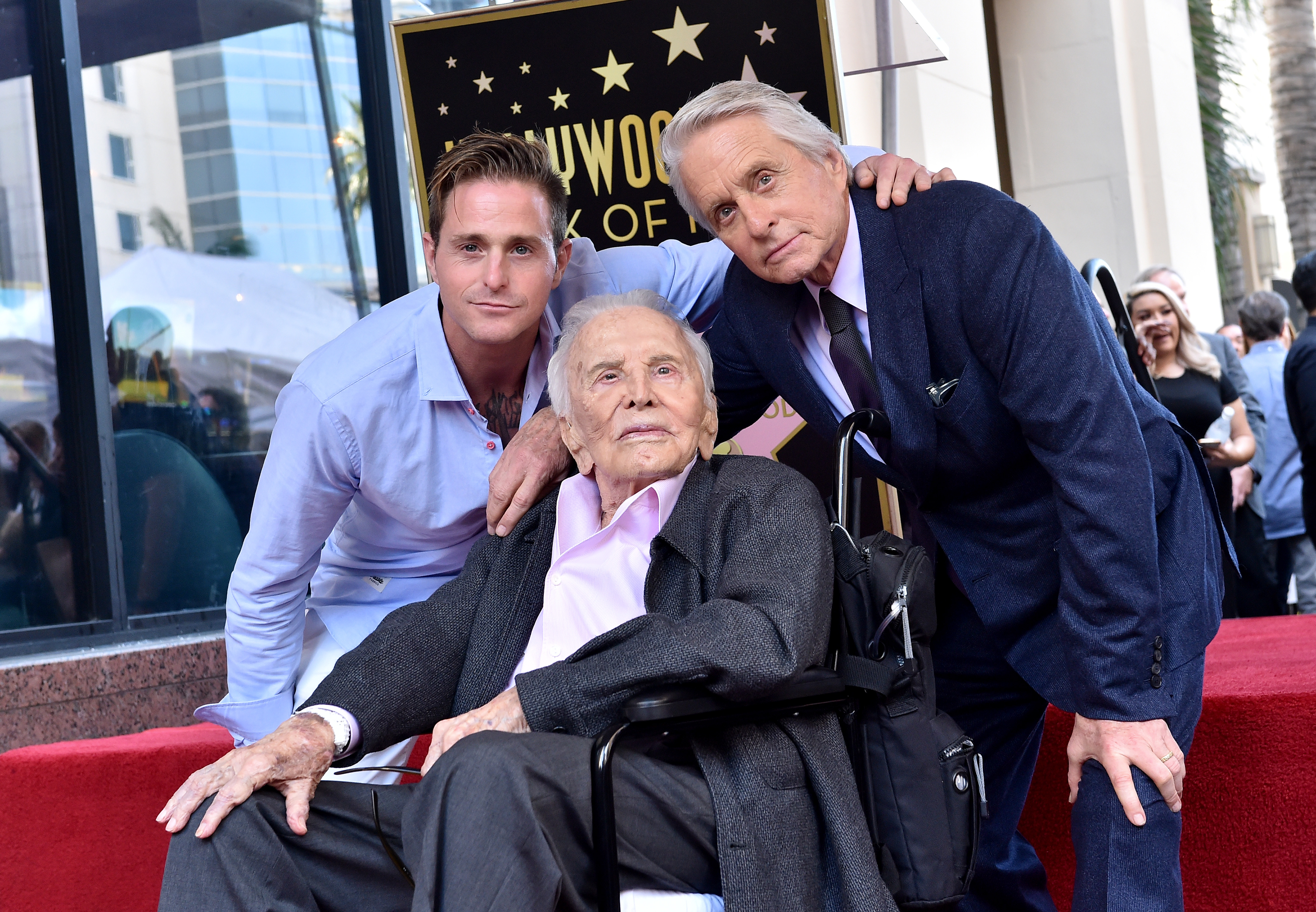 Cameron, Kirk et Michael Douglas lors de la cérémonie en l'honneur de Michael Douglas sur le Hollywood Walk of Fame, le 6 novembre 2018, à Hollywood. | Source : Getty Images