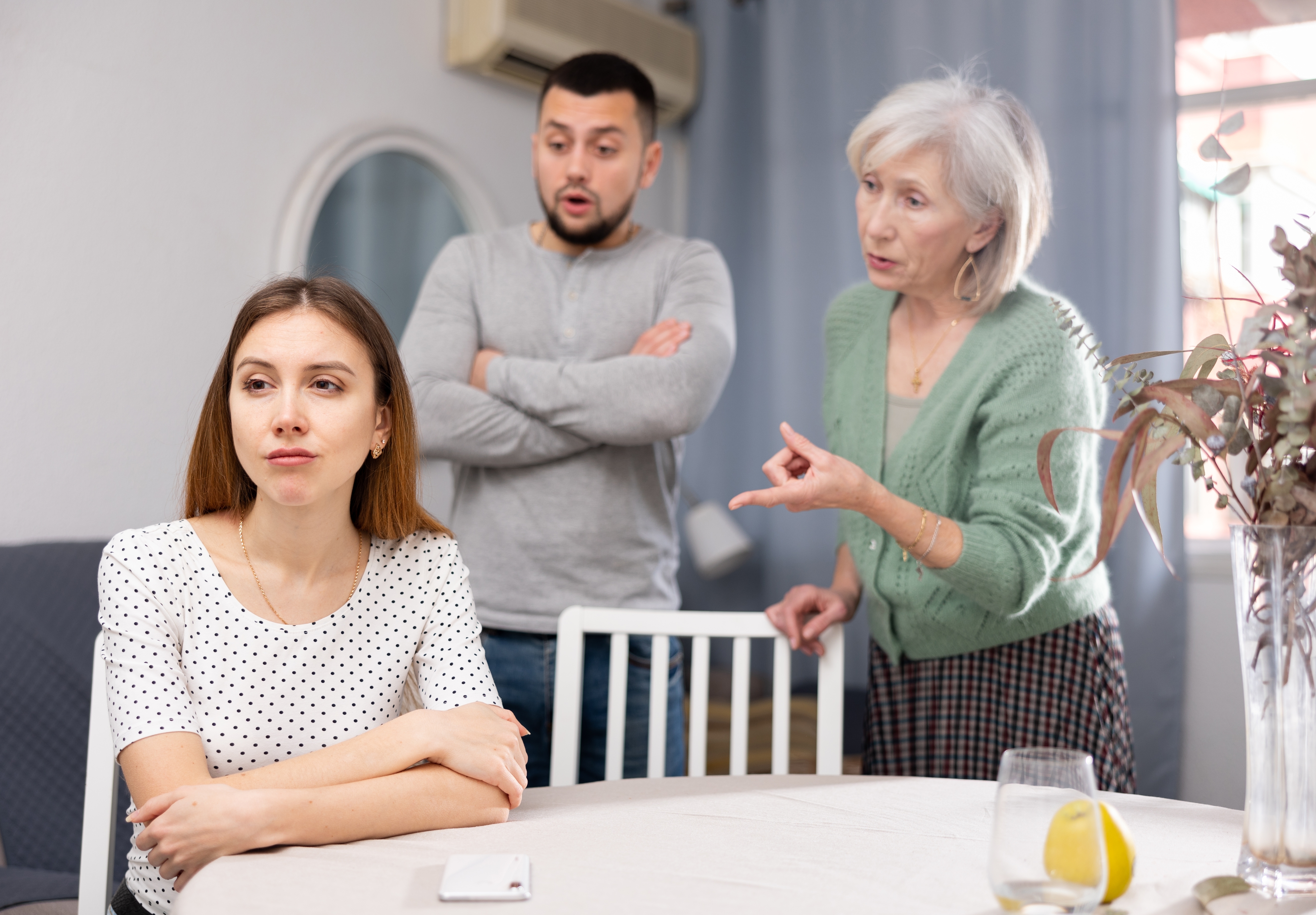 Une femme qui pleure alors que son mari et sa mère lui parlent | Source : Shutterstock