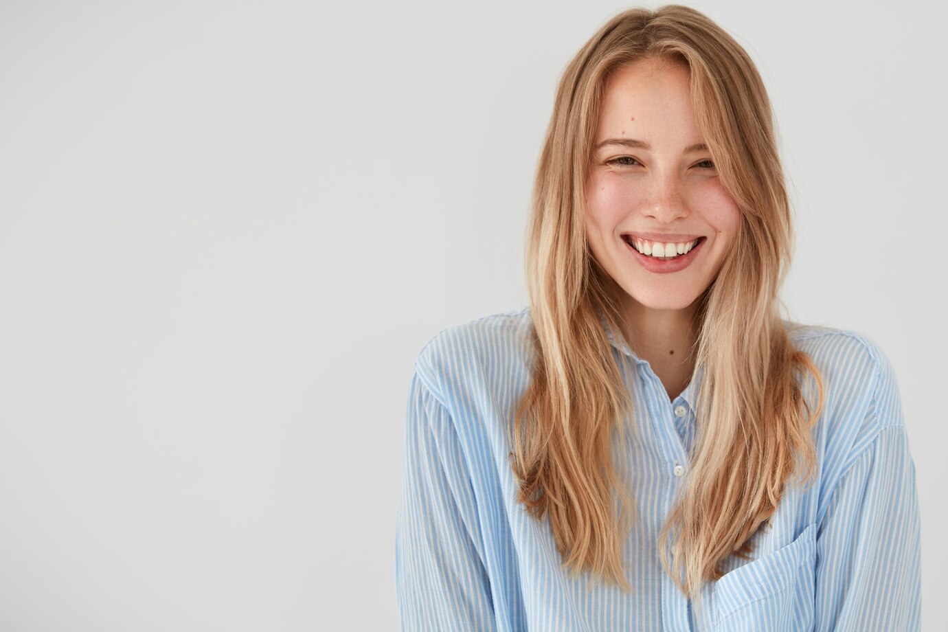 Une jeune femme souriante | Source : Freepik