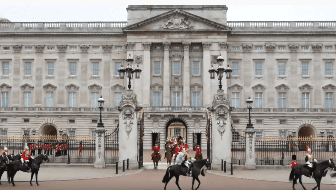 Buckingham Palace, Londres, Angleterre. | Image: YouTube / Inside Edition