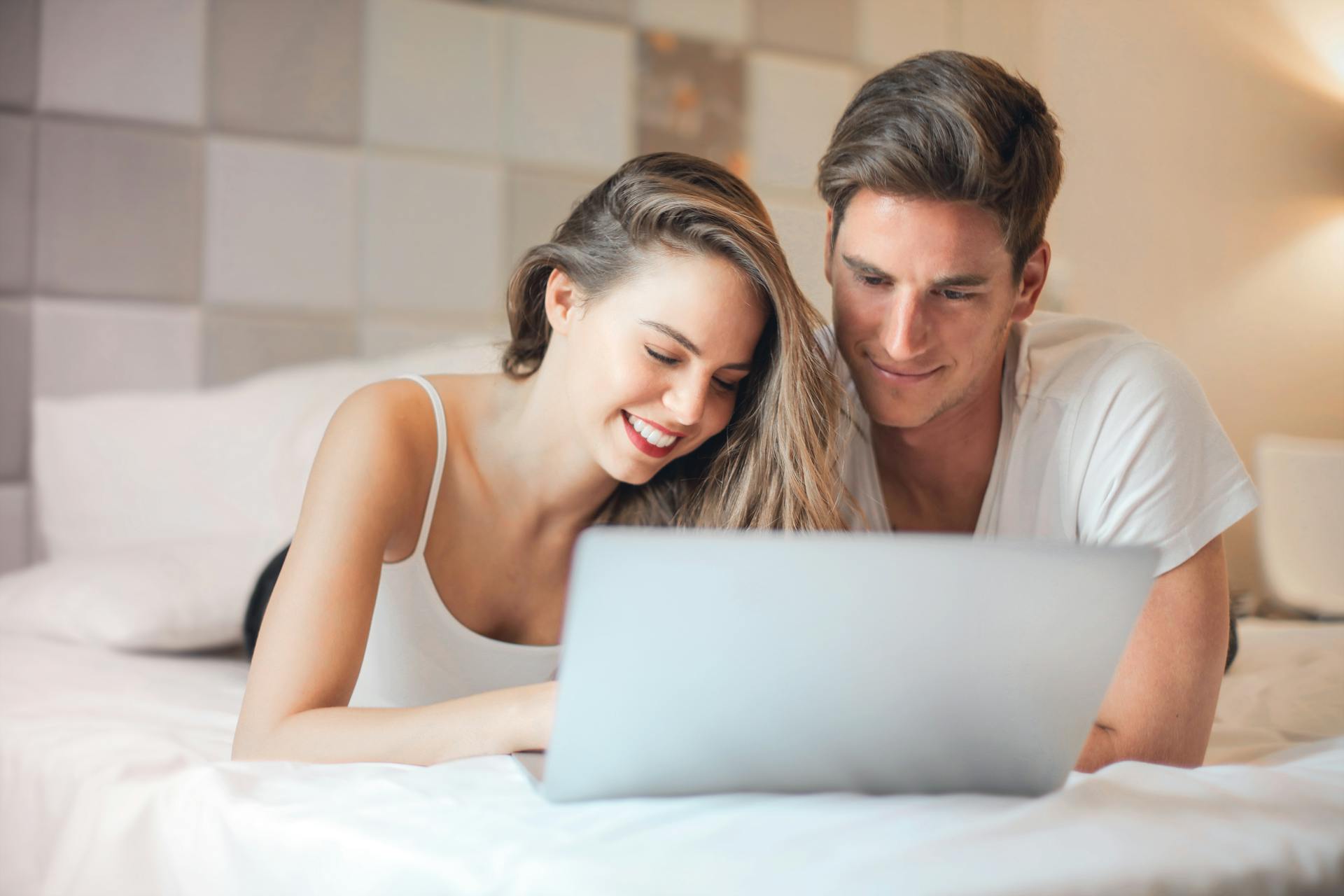 Un jeune couple utilisant un ordinateur portable | Source : Pexels