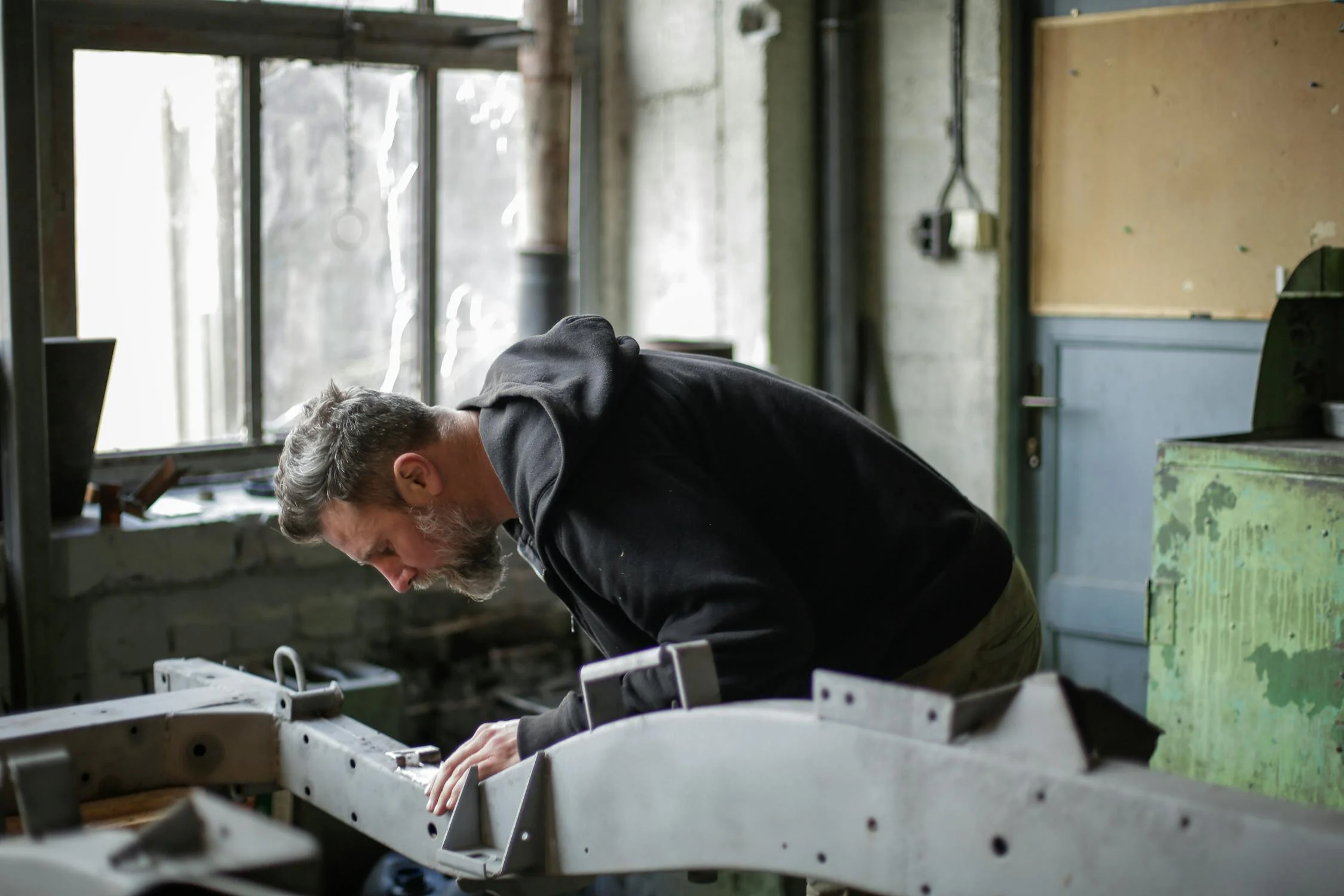 Un homme mûr dans son garage | Source : Pexels