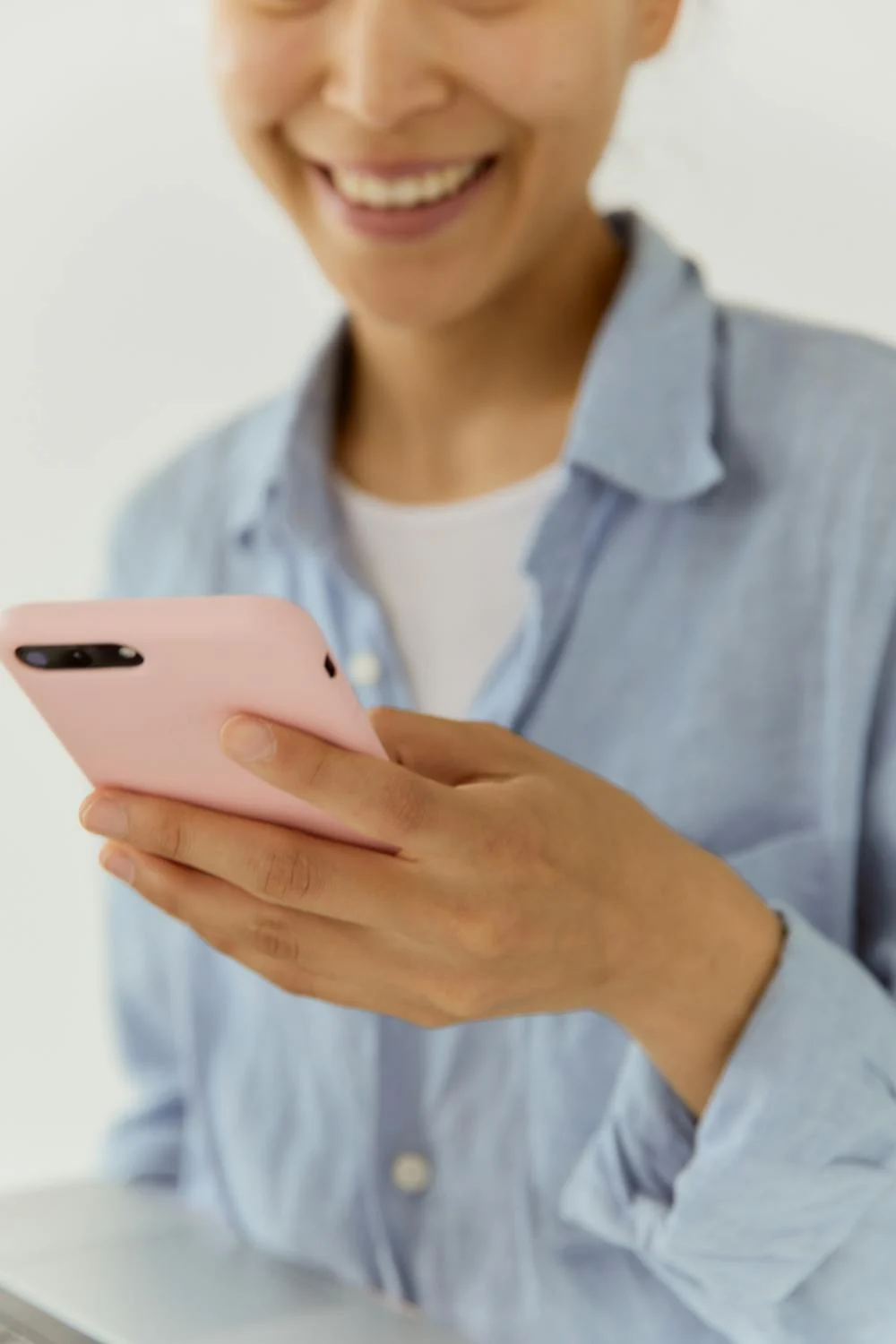 Une femme qui rit sur son téléphone | Source : Pexels