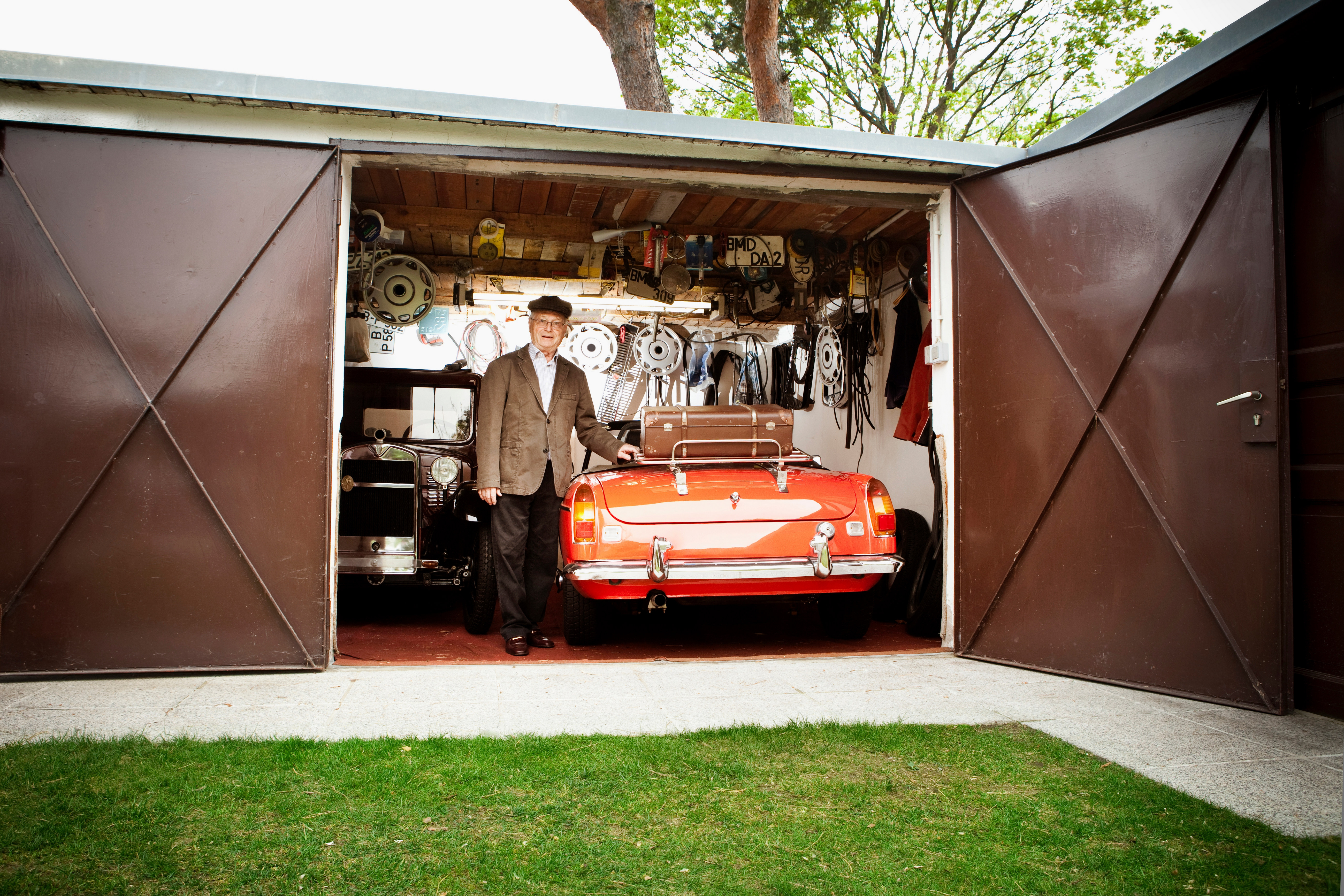 Vieil homme avec une voiture de collection | Source : Getty Images