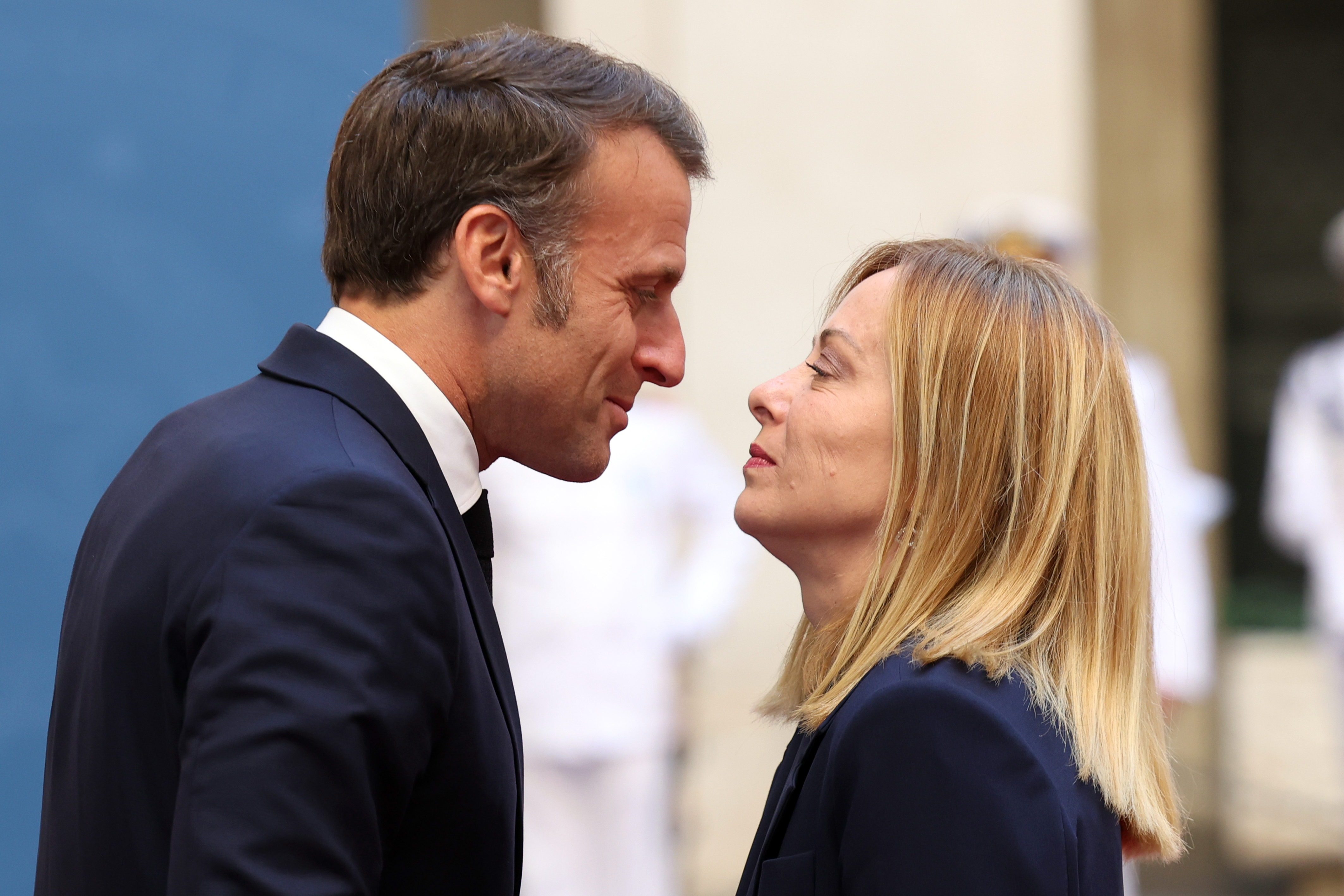 Emmanuel Macron et Giorgia Meloni sont vus en train de se saluer en tête à tête au Palazzo Chigi le 3 juin 2025. Le président français se penche avec un léger sourire tandis que Giorgia Meloni croise son regard, créant un moment qui a attiré l'attention du public.