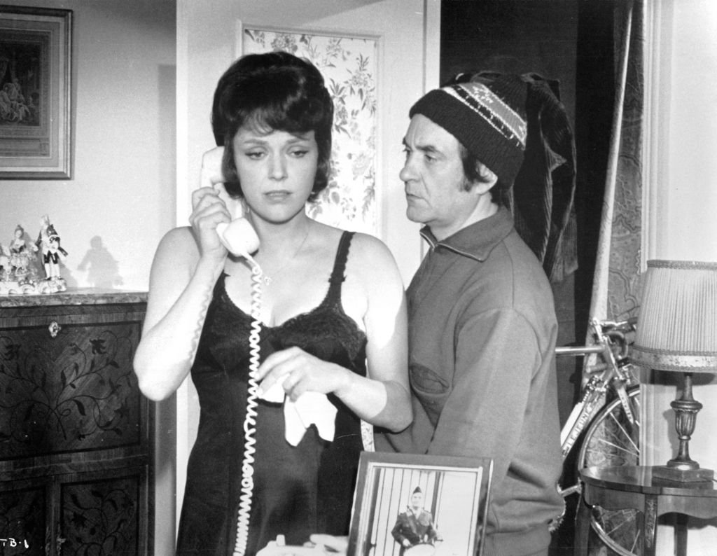 Colette Castel et l'acteur Jean Obe dans une scène du film français "Le grand blond avec une chaussure noire" vers 1972. | Photo : Getty Images