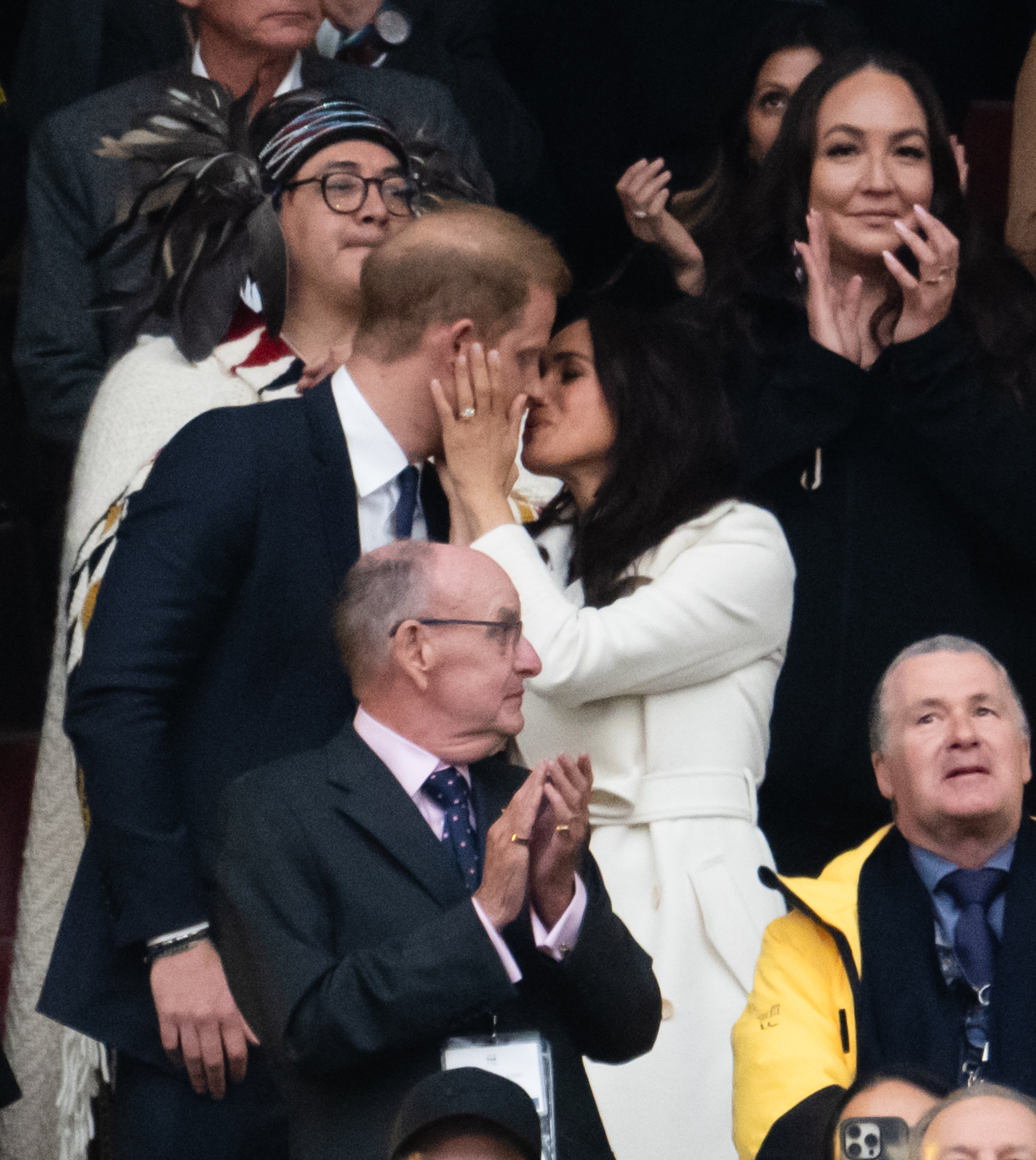 Le prince Harry et Meghan, duchesse de Sussex, s'embrassent lors de la cérémonie d'ouverture des 2025 Invictus Games à BC Place le 8 février à Vancouver, Colombie-Britannique, Canada. | Source : Getty Images