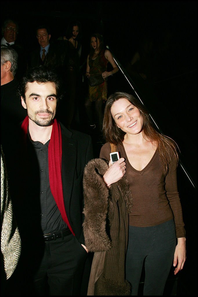 Carla Bruni et Raphael Enthoven à la première du film de Fauteuil d'Orchestre à l'Ugc Normandie | Photo : Getty Images