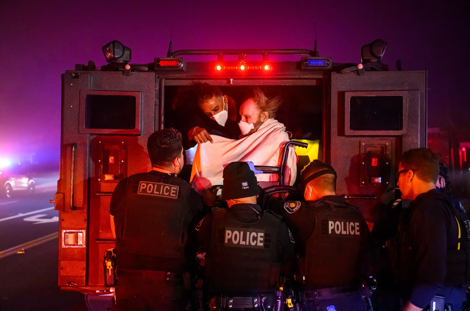 Un autre patient âgé évacué dans un véhicule blindé lors de l'incendie d'Eaton à Pasadena, en Californie, le 7 janvier 2025. | Source : Getty Images