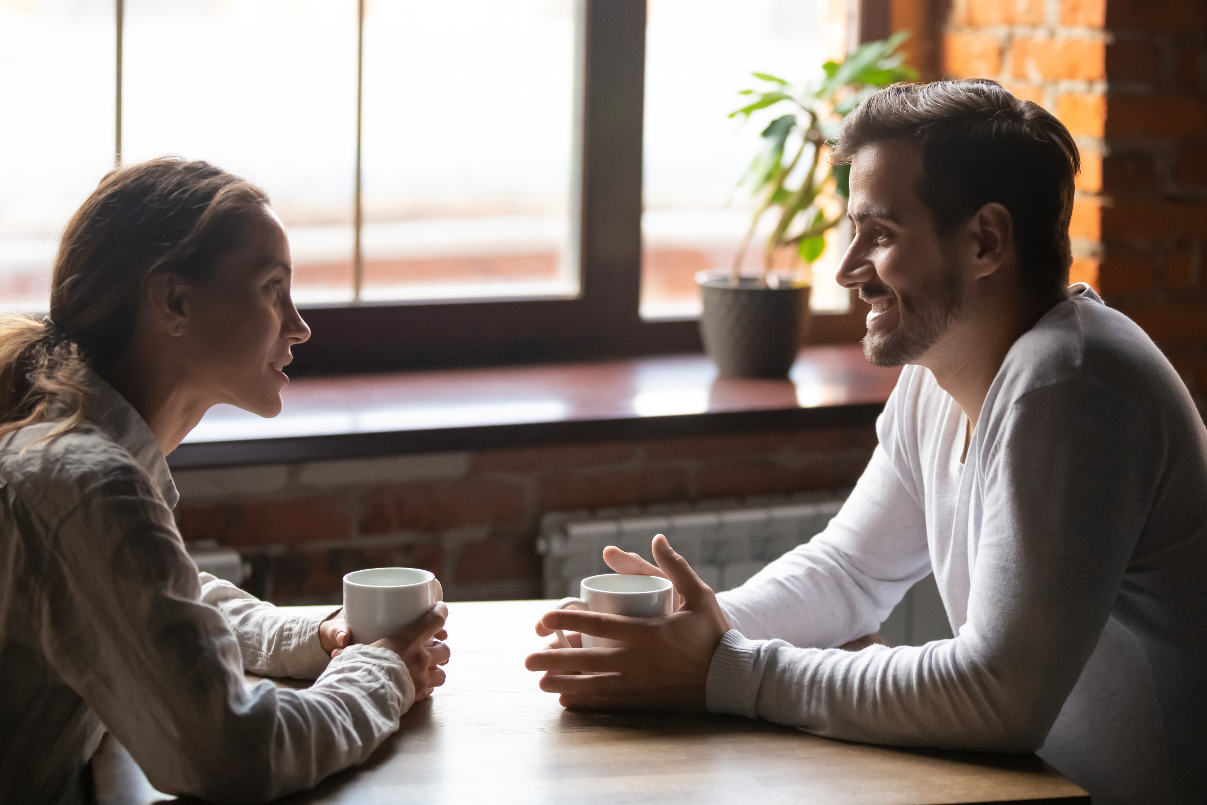 Un homme et une femme ont une conversation | Source : Shutterstock