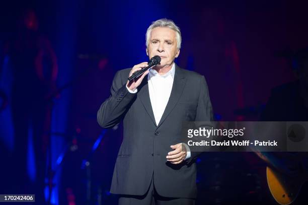 Michel Sardou se produit à l'Olympia le 9 juin 2013 à Paris, France. | Source : Getty Images