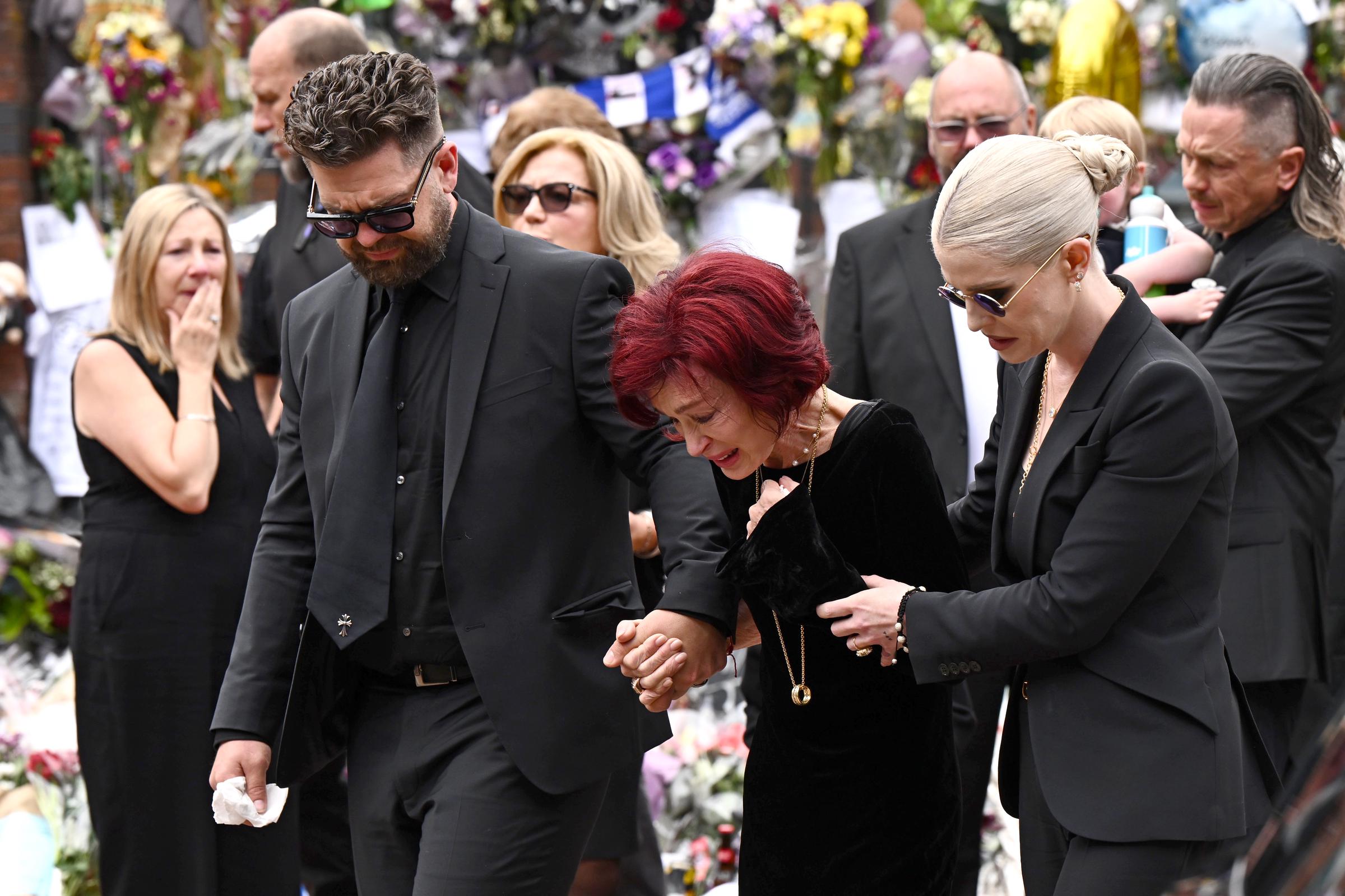 Jack, Sharon et Kelly Osbourne lors des hommages rendus à feu Ozzy Osbourne alors que son cortège funèbre traverse Birmingham le 30 juillet 2025, en Angleterre | Source : Getty Images