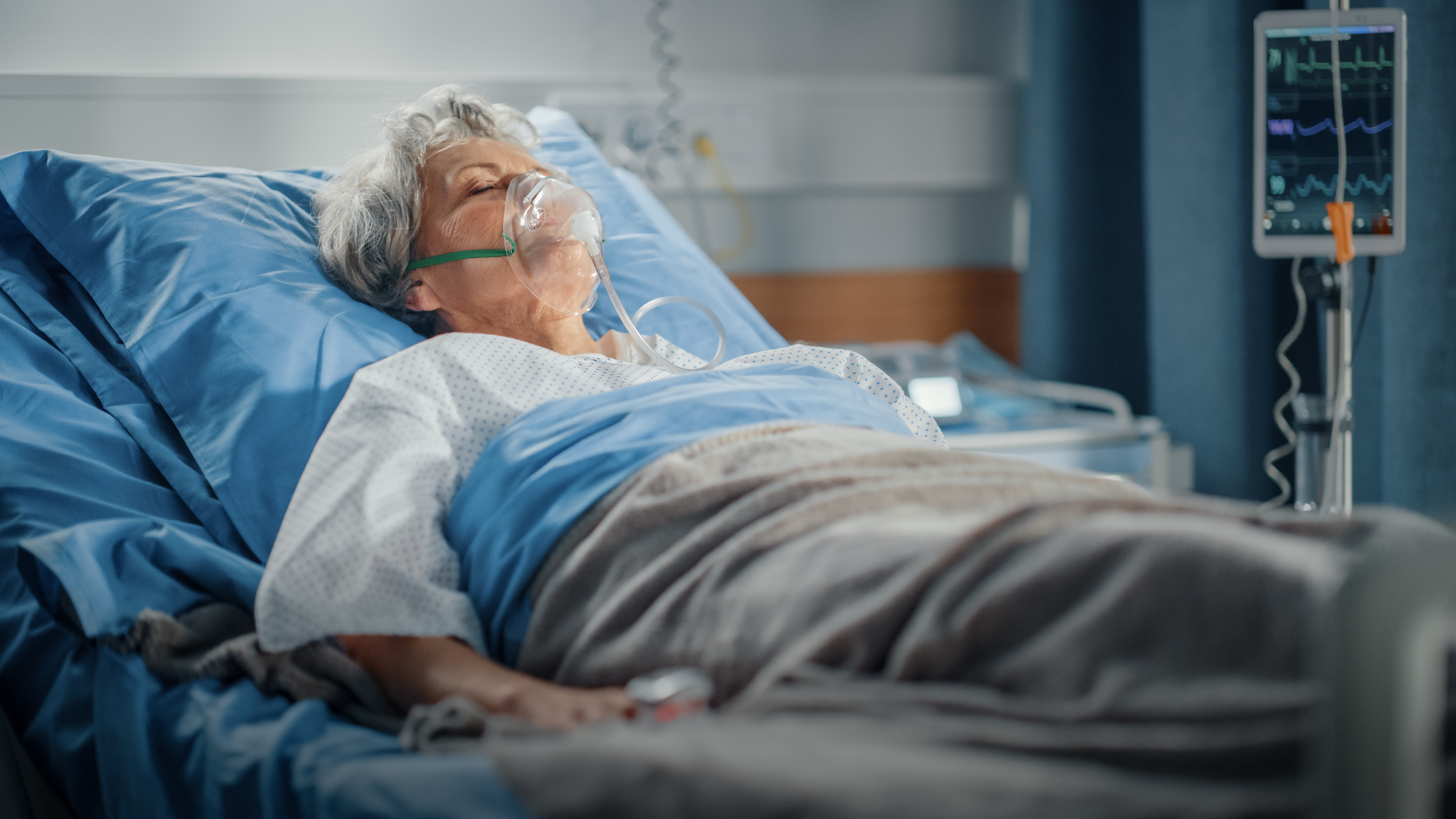 Femme âgée dans un lit d'hôpital | Source : Shutterstock