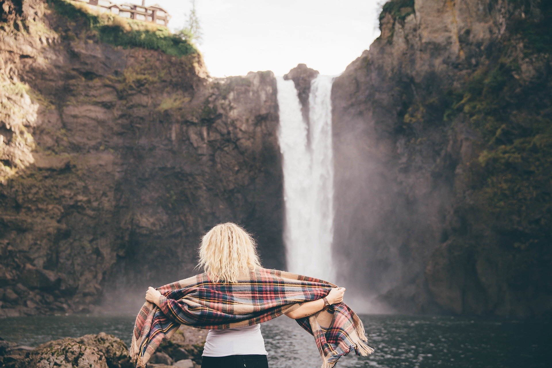 Une femme porte un foulard au chutes d'eau. | Photo : Pixabay