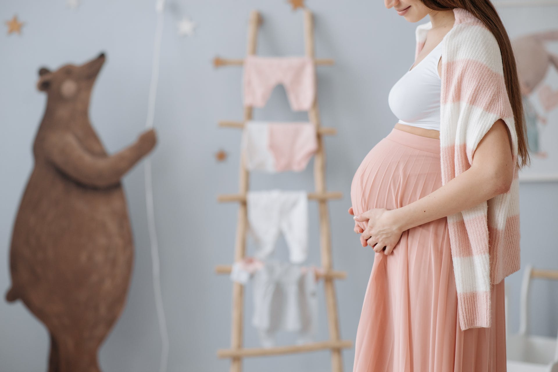 Femme enceinte se tenant le ventre | Source : Pexels