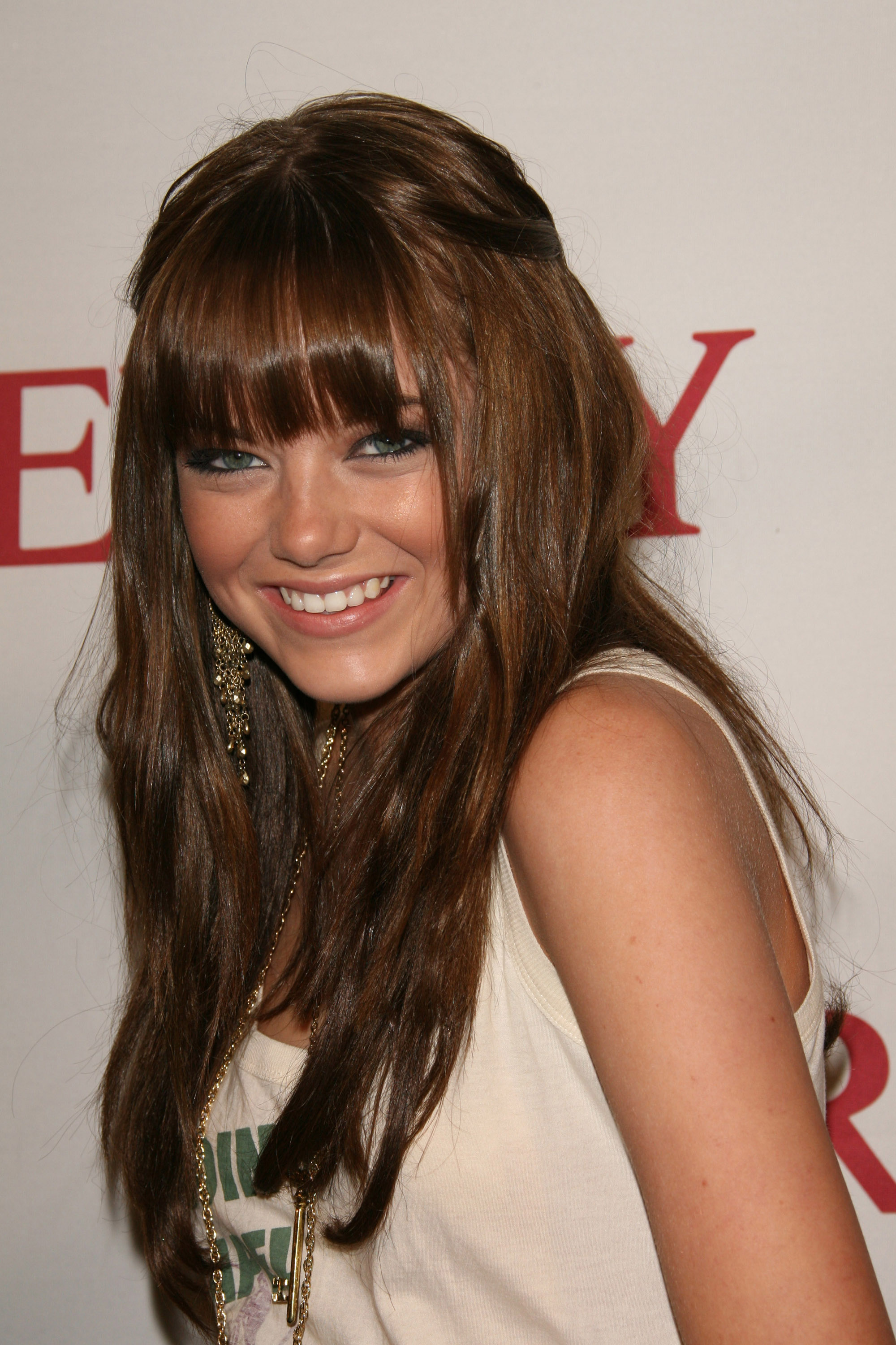 Emma Stone photographiée lors d'une fête en 2006. | Source : Getty Images