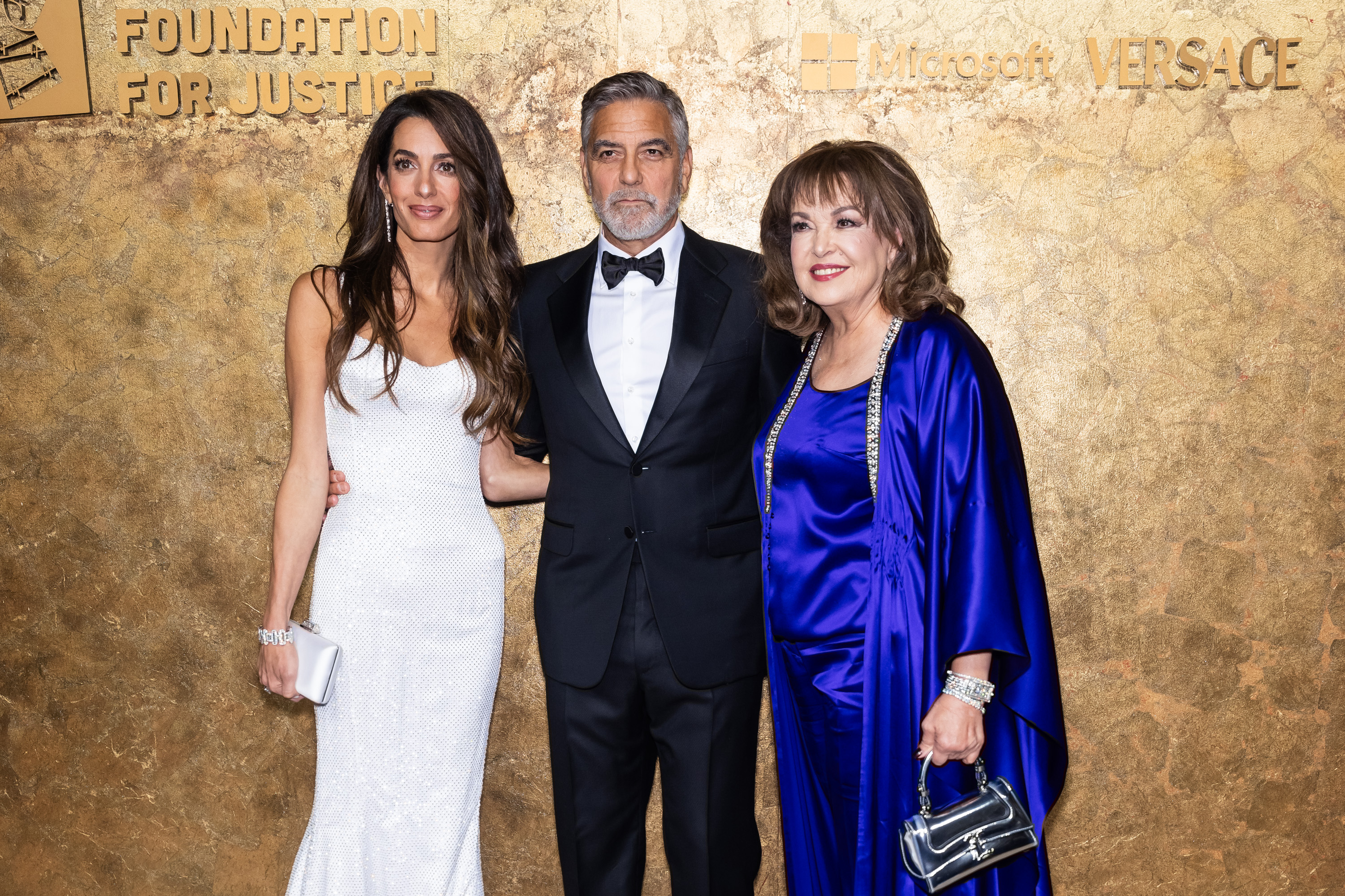 Amal Clooney, George Clooney et Baria Alamuddin assistent à la soirée "The Albies" de la Fondation Clooney pour la justice à la bibliothèque publique de New York, le 28 septembre 2023 | Source : Getty Images