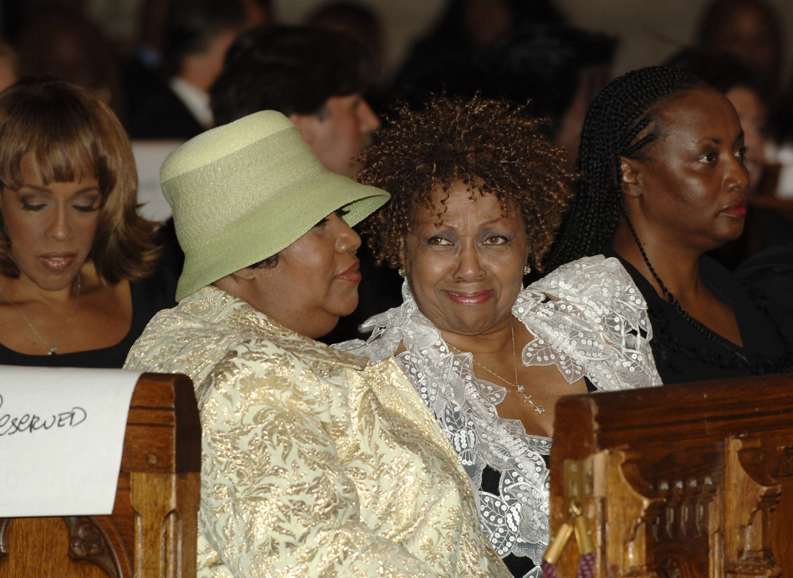 Aretha Franklin et Cissy Houston lors de la cérémonie funéraire de Luther Vandross le 8 juillet 2005 | Source : Getty Images