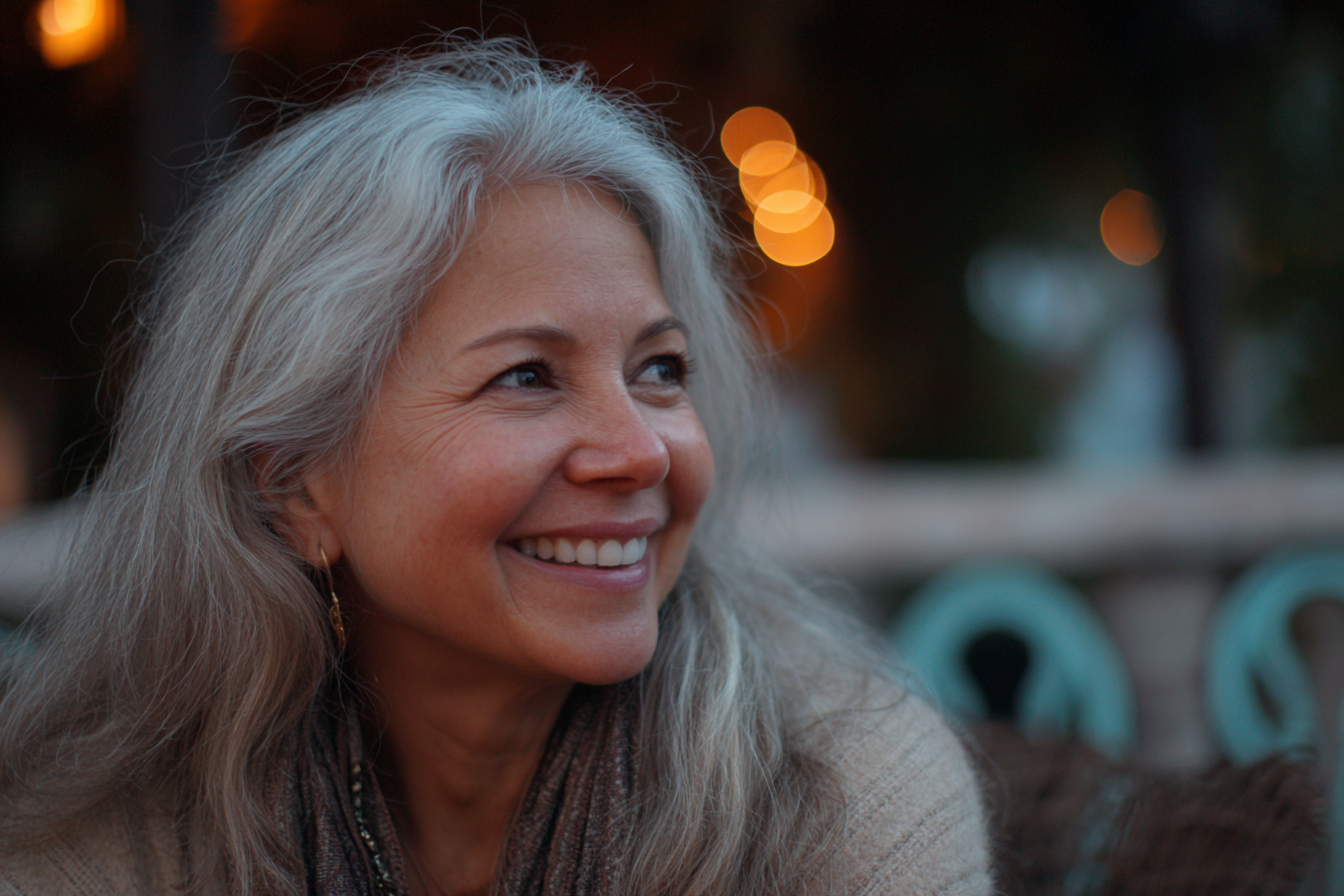 Une femme âgée qui sourit | Source : Midjourney