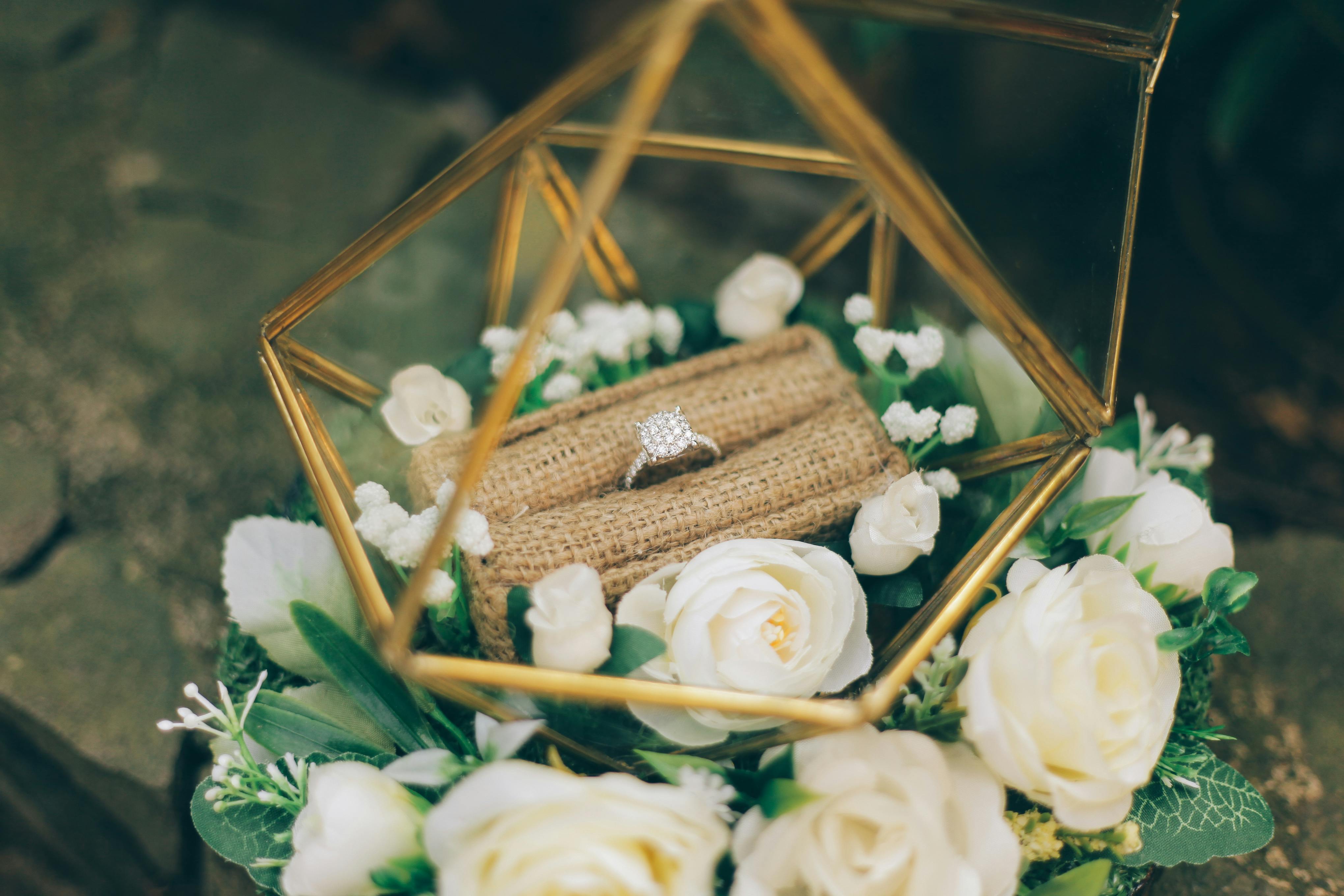Une bague de fiançailles dans une composition florale | Source : Pexels