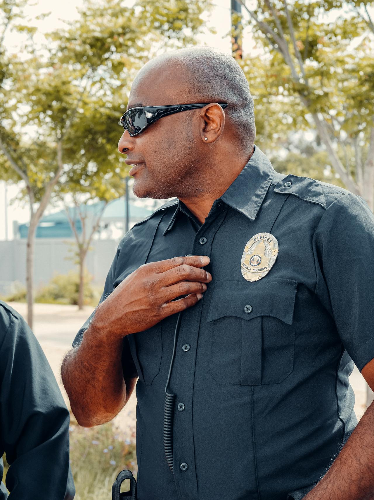 Un policier qui regarde son collègue | Source : Pexels