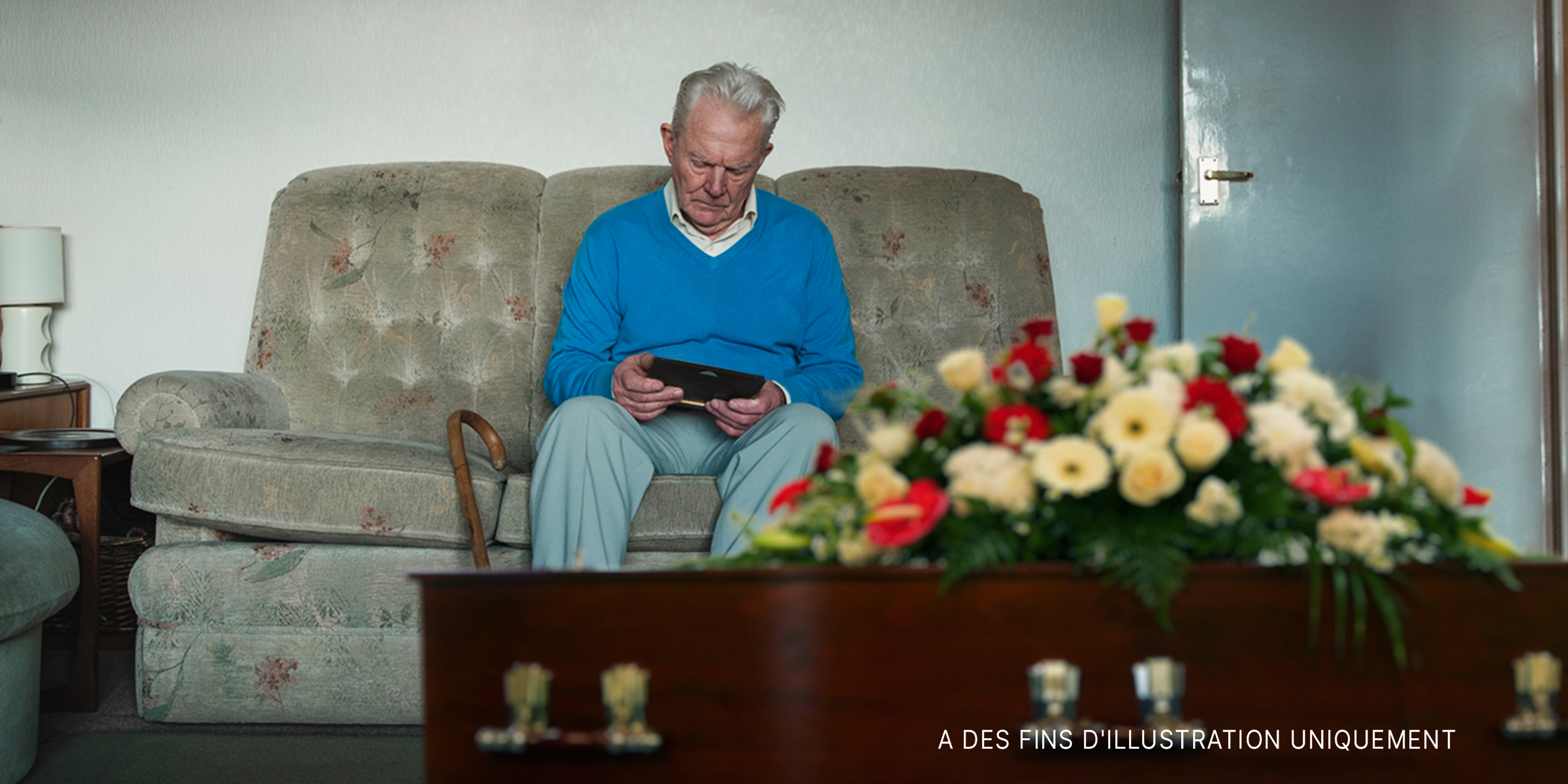 Un homme âgé en deuil près d'un cercueil | Photo : Shutterstock / Getty Images