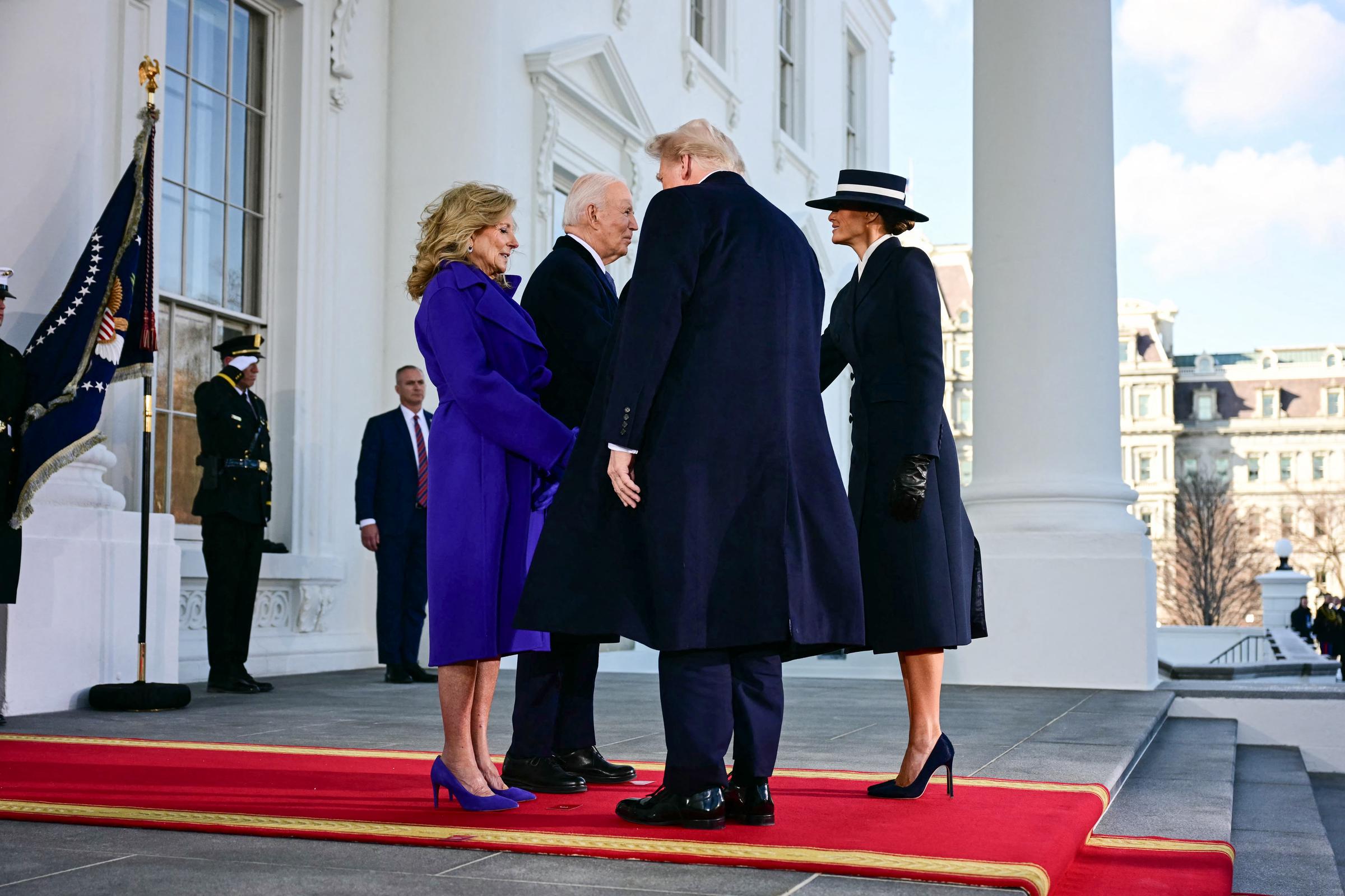 La future Première Dame, Melania Trump, arrive à la Maison Blanche aux côtés du président élu Donald Trump le jour de l'investiture, le 20 janvier 2025. Elle est accueillie par le président Joe Biden et la Première Dame Jill Biden avant de se rendre au Capitole américain. Affichant un look très affirmé, elle porte un manteau en laine bleu marine sur mesure signé Adam Lippes, avec des gants en cuir noir et un canotier à large bord assorti d'Eric Javits. Elle complète cette silhouette épurée par des escarpins à talons aiguilles bleu marine foncé à bout pointu, qui lui donnent une allure classique et une hauteur vertigineuse sur le tapis rouge.