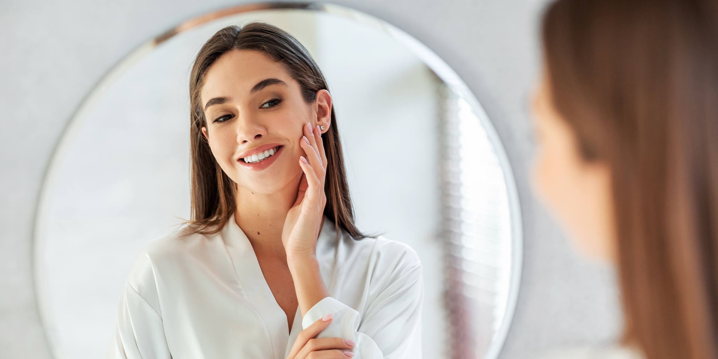 Une femme se regardant dans un miroir | Source: Shutterstock