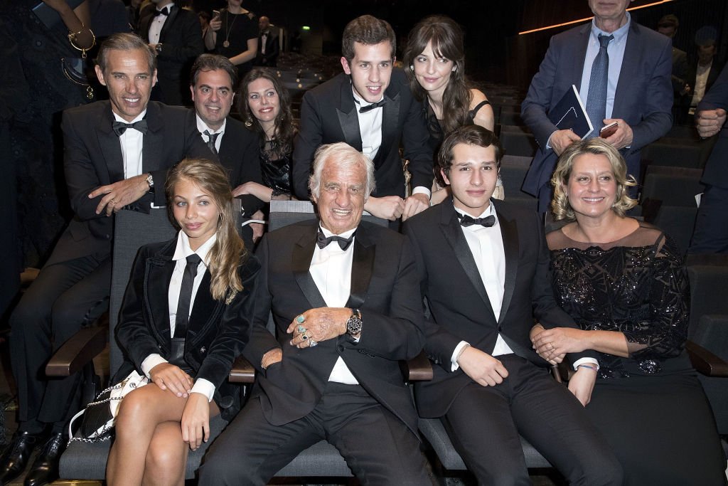 Stella Belmondo, Jean-Paul Belmondo, Alessandro Belmondo, Luana Belmondo, (Arrière) Paul Belmondo, Olivier Belmondo et son épouse Audrey Belmondo, Victor Belmondo et Annabelle Waters-Belmondo assistent au César du Film Award à Salle Pleyel le 24 février 2017. | Photo : Getty Images