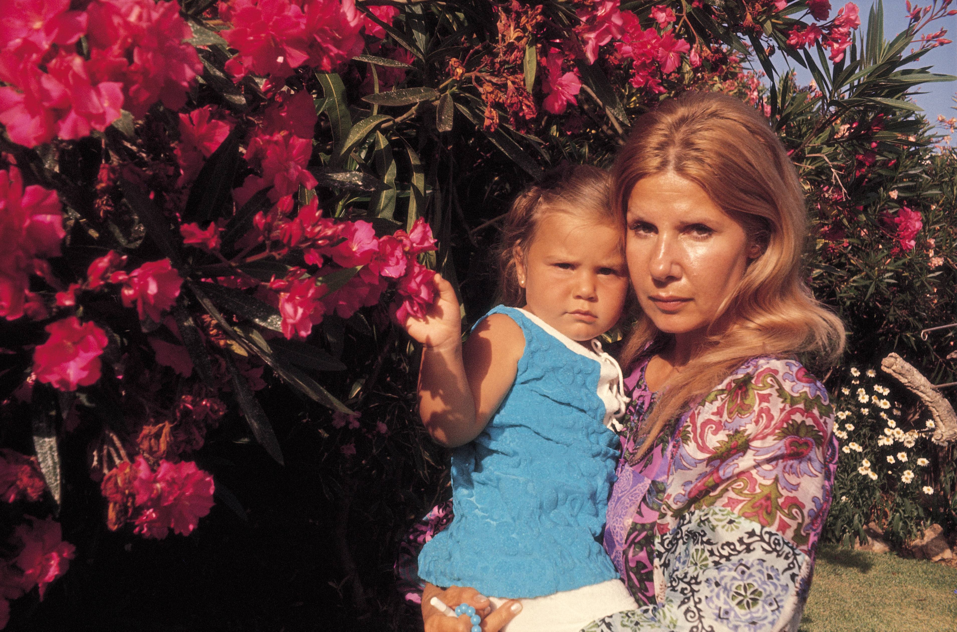 La duchesse d'Alba, Maria del Rosario Cayetana Fitz-James-Stuart avec sa fille en 1971. | Source : Getty Images