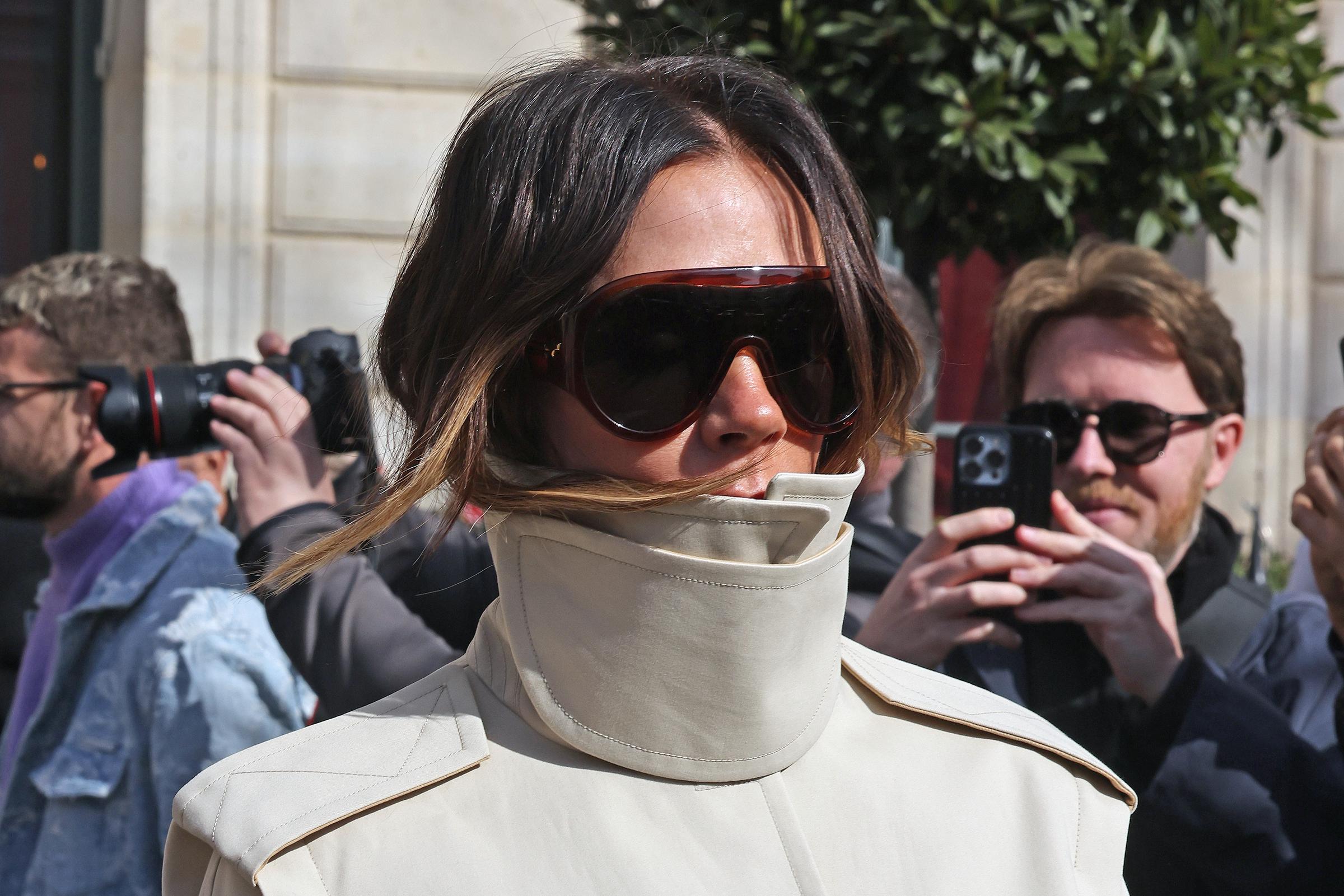 Les tenues de vacances ajustées de Victoria sont en parfaite adéquation avec l'image chic qu'elle cultive loin de Portofino. Quelques mois plus tôt, le 8 mars 2025, elle s'était affichée à la Fashion Week de Paris dans une tenue ivoire à col montant et des lunettes de soleil oversize. | Source : Getty Images