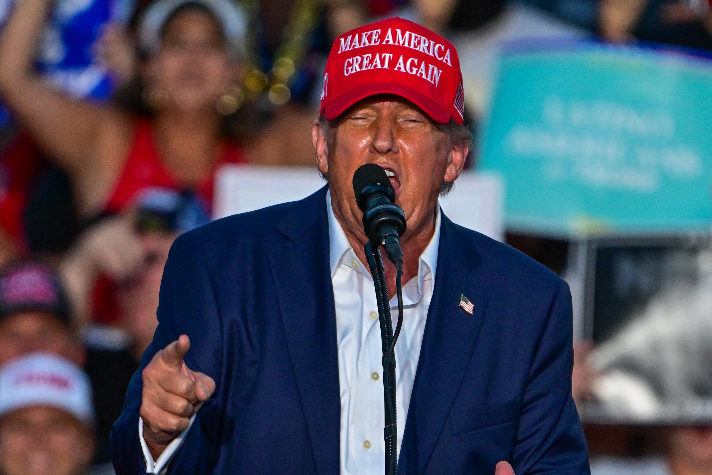 Donald Trump fait des gestes alors qu'il parle lors d'un rassemblement à Doral, en Floride, le 9 juillet 2024 | Source : Getty Images