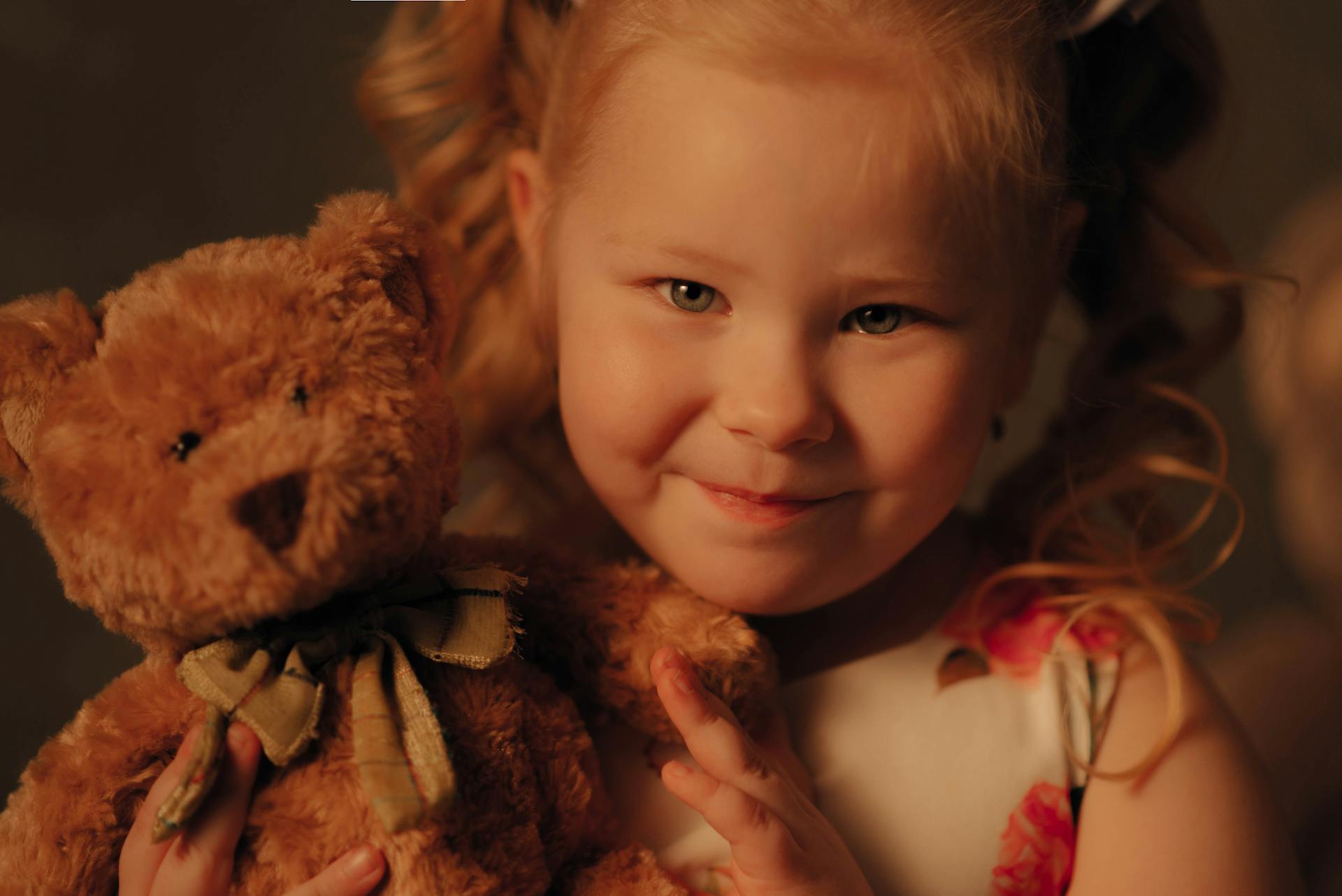 Une petite fille tenant un ours en peluche | Source : Pexels
