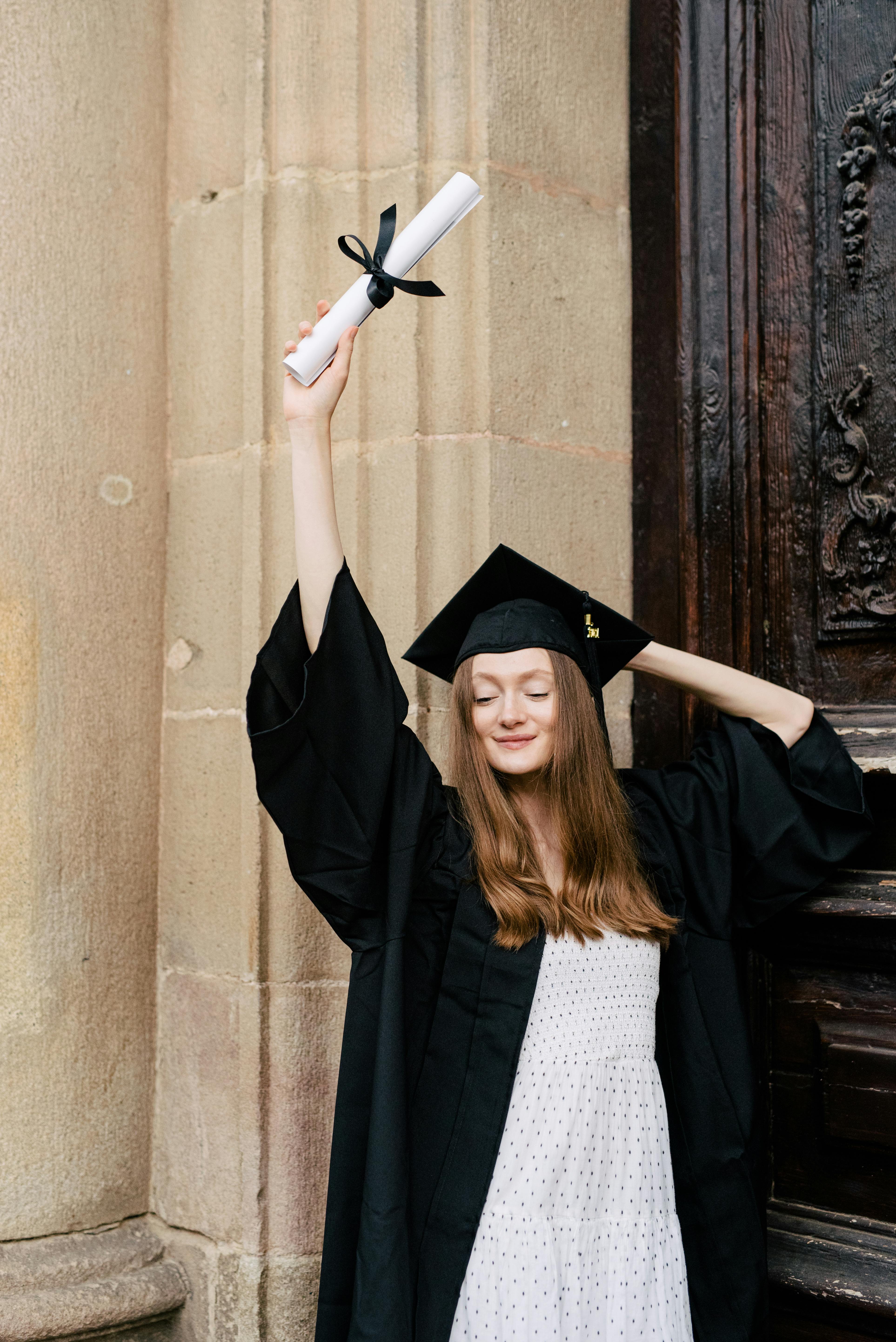 Une femme portant une toge de remise de diplôme | Source : Pexels
