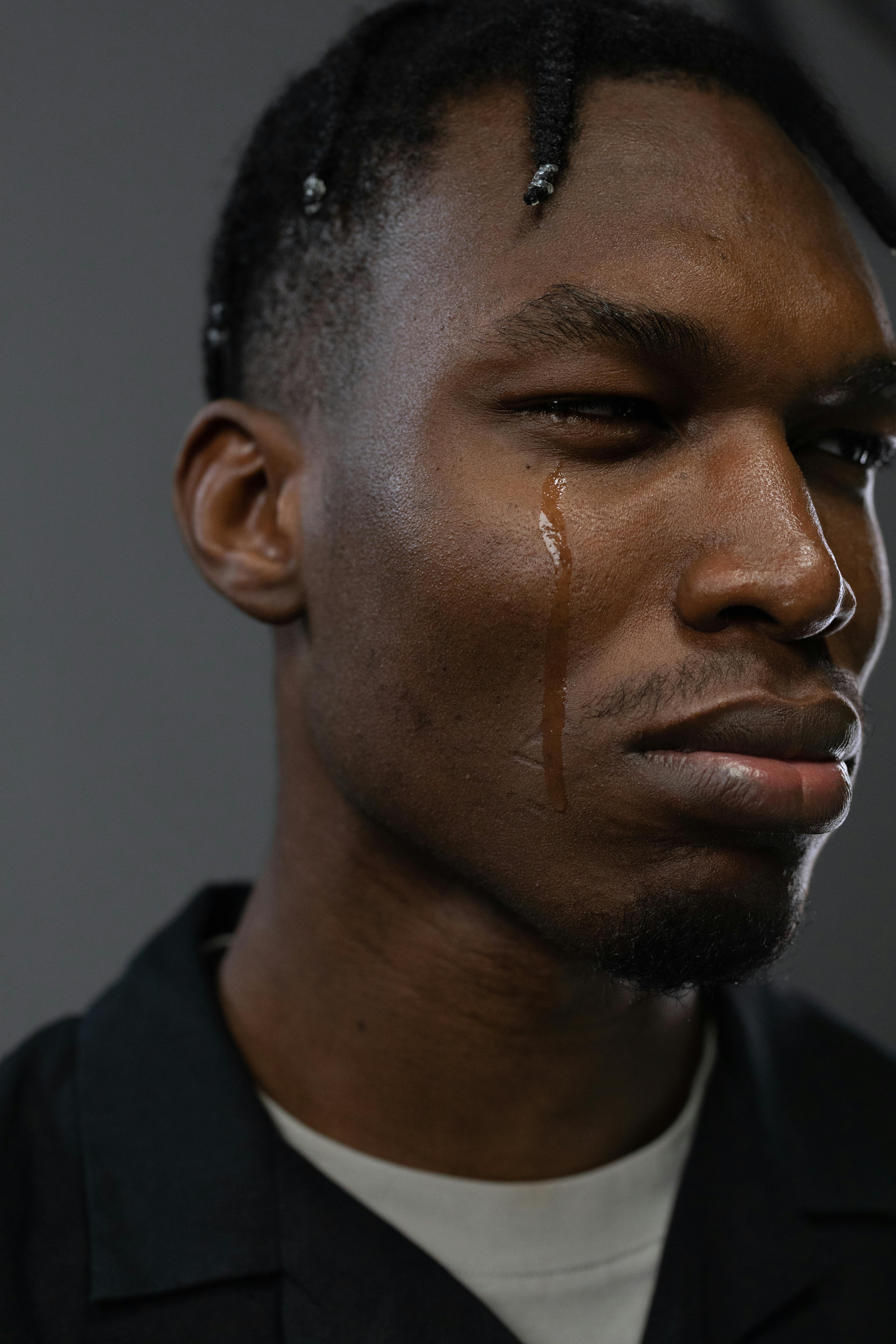 Un homme qui pleure | Source : Pexels
