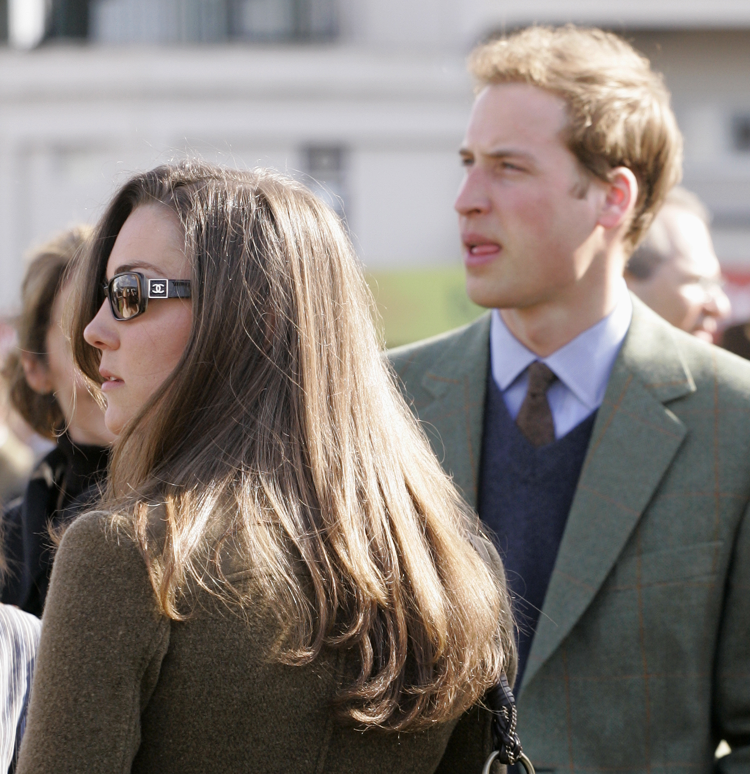 Kate Middleton et le prince William assistent à la première journée du festival des courses de chevaux, le 13 mars 2007, à Cheltenham, en Angleterre. | Source : Getty Images