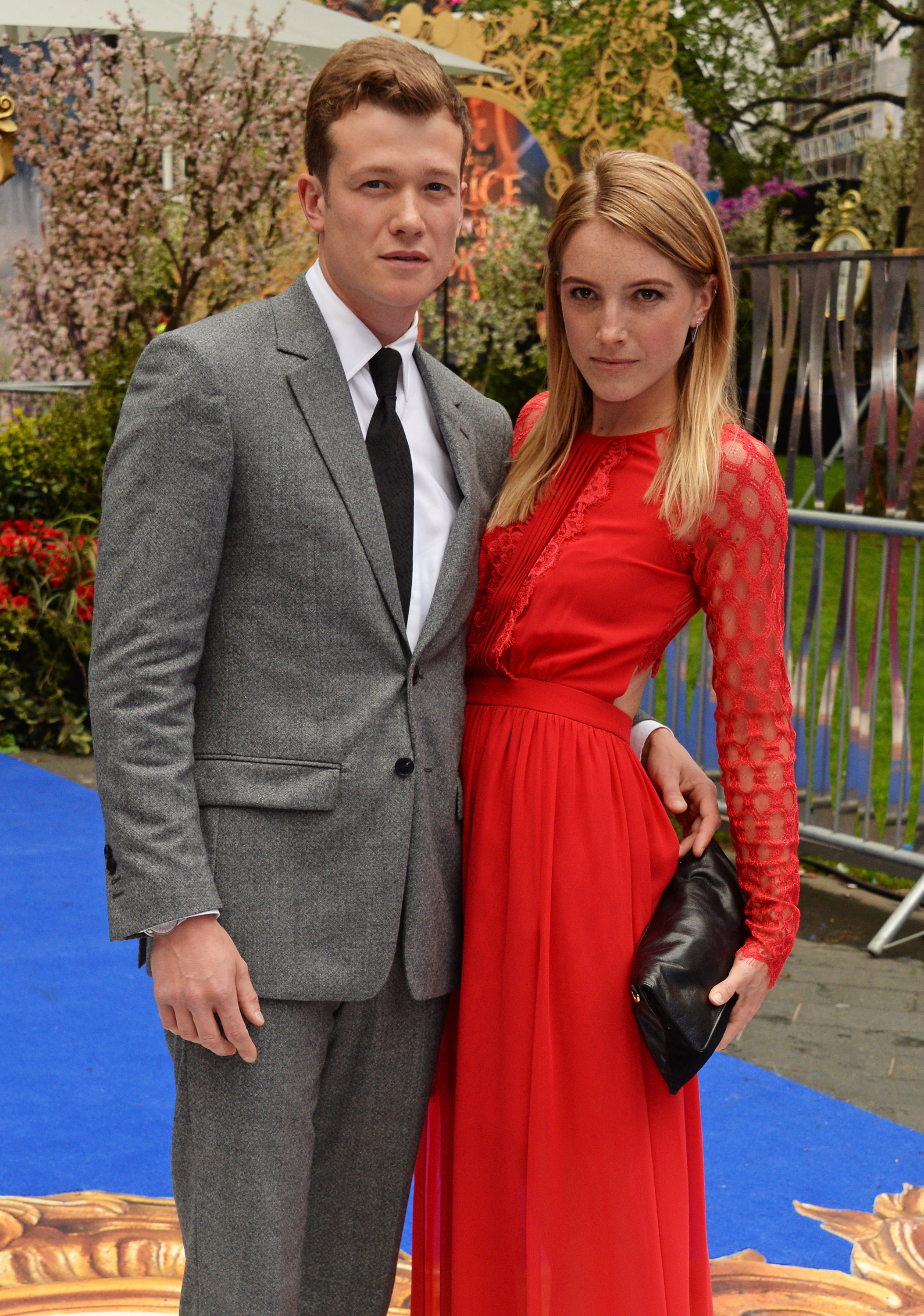 Ed Speleers et Asia Macey lors de la première européenne d'"Alice à travers le miroir" à l'Odeon Leicester Square le 10 mai 2016, à Londres, en Angleterre. | Source : Getty Images